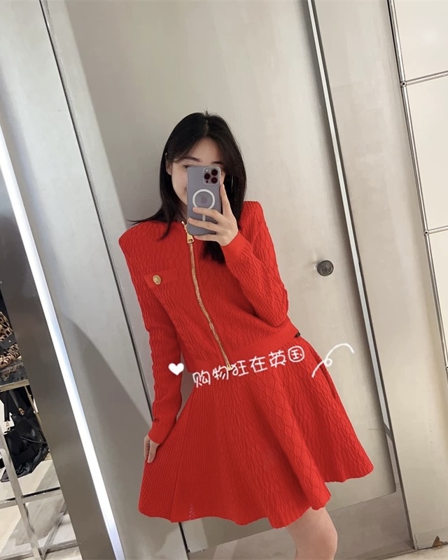 NO:621514,Model No. D25112427 Balmai* Balmai's new style classic lion head gold buckle three-dimensional texture rhombus zipper placket round neck long sleeve short knitted cardigan top!  Orange, black, white, (M size bust 94, sleeve length 65, dress length 54) top,,balmain,alexander wang19860909款号D25112427 Balmai*巴曼家新款 经典狮子头金扣立体肌理感菱格纹拉链门襟圆领长袖短款针织开衫上衣！橘红、黑色、白色、 （M码胸围94,袖长65,衣长54）上衣,,balmain,alexander wang,Women's clothing