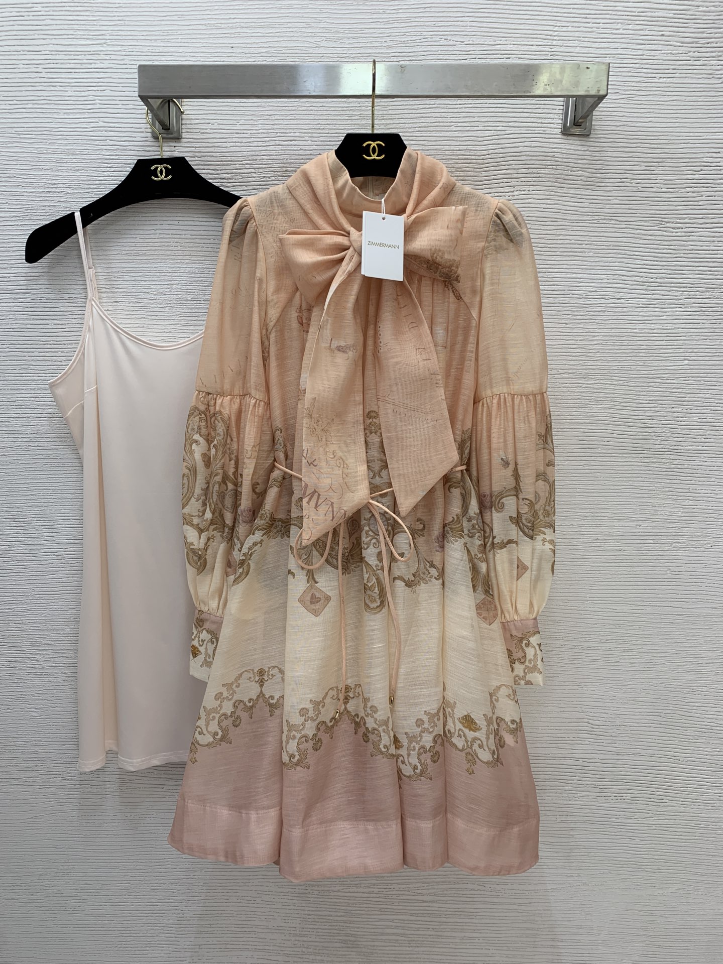 NO:622956,Style No. G25112644 ZIMMERMA*N ZIMMERMA*N Australian brand, high-end customized retro fashion printed lantern sleeve splicing, loose and fashionable belt waist slimming stand-up collar long-sleeved dress solid color hairless bottoming suspender skirt!  1.2.3.4/SMLXL (size 2 bust ~104, sleeve length 64, skirt length 93; inner bust 88 high elasticity, length 67 excluding shoulder straps) hair,,skirts,alexander wang19860909款号G25112644 ZIMMERMA*N 兹默曼澳洲品牌 高端定制复古时尚印花灯笼袖拼接宽松时尚搭配腰带收腰显瘦立领长袖连衣裙纯色没发打底吊带裙！1.2.3.4/SMLXL（2码胸围～104,袖长64,裙长93；内搭胸围88高弹力,长度67不含肩带）发,,skirts,alexander wang,Women's clothing