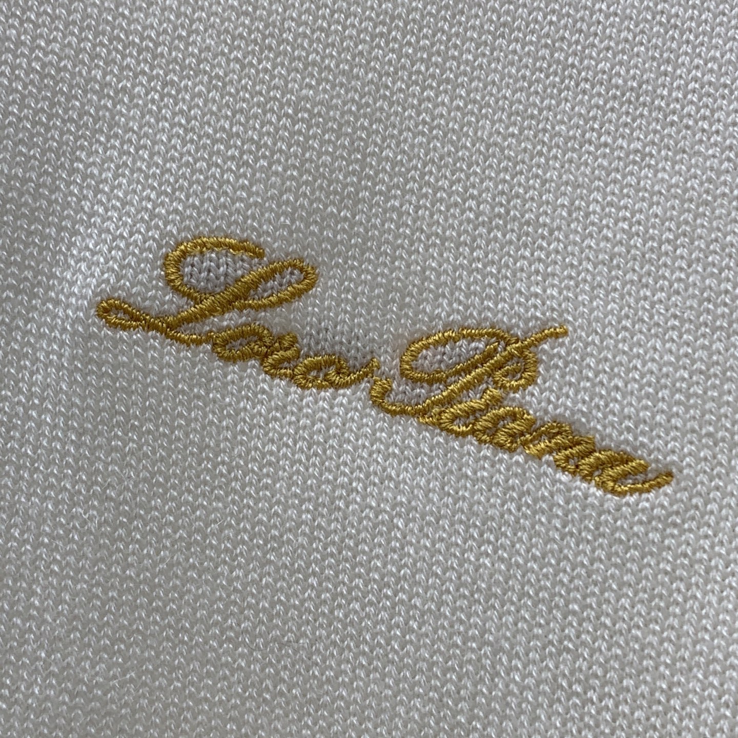 款号D Loro Pian*a新款LP定制金色徽标字母logo刺绣弹力修身显瘦圆领长袖针织衫打底上衣！米