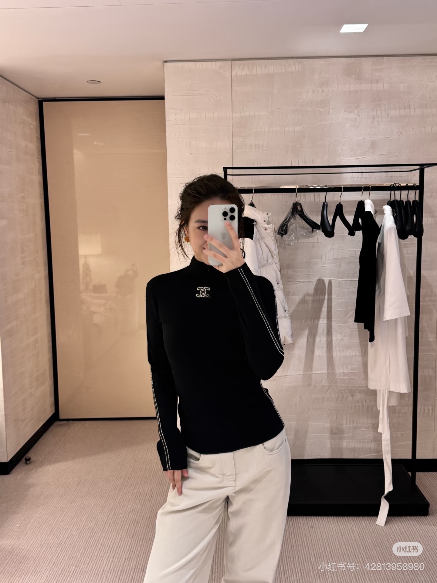 NO:621863,Model No. G25112587 CHANE*L new high-end customized wool fine yarn fabric, double C letter logo embroidered logo on the chest, contrasting striped edges, slim fit, high collar, long sleeves, light base sweater top!  Off-white, black, 36.38.40 (40 size bust 92, sleeve length 56, dress length 55) hair,,chanel,alexander wang19860909款号G25112587 CHANE*L新款高端定制羊毛细纱线面料、胸前双C字母logo刺绣徽标撞色条纹边修身显瘦高领长袖轻薄打底针织衫上衣！米白色、黑色、36.38.40（40码胸围92,袖长56,衣长55）发,,chanel,alexander wang,Women's clothing