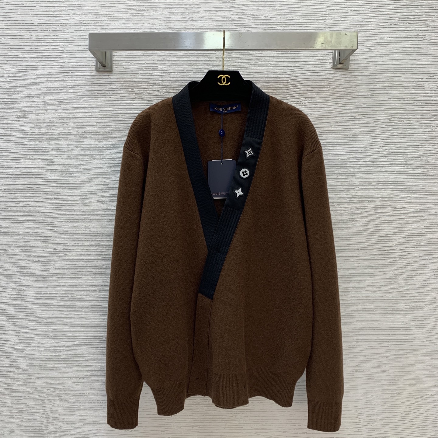 NO:637244,Style number G25112983 LOUIS*LV’s new high-end customized wool yarn fabric is soft and skin-friendly!  Round flower square patch embroidery, contrasting edge stitching, cross placket buttoning, V-neck long-sleeved sweater top!  Black, brown, (M size shoulder width 49, bust 114, sleeve length 61, dress length 68) wholesale, Louis Vuitton-clothing,louis vuitton,louis vuitton,louis vuitton,louis vuitton,louis vuitton,alexander wang19860909款号G25112983 LOUIS*驴家LV新款高端定制羊毛纱线面料柔软亲肤！圆小花四角花贴布刺绣撞色边拼接交叉门襟系扣V领长袖针织衫上衣！黑色、咖色、（M码肩宽49,胸围114,袖长61,衣长68）批发,路易威登-服装,louis vuitton,louis vuitton,louis vuitton,louis vuitton,louis vuitton,alexander wang,Women's clothing