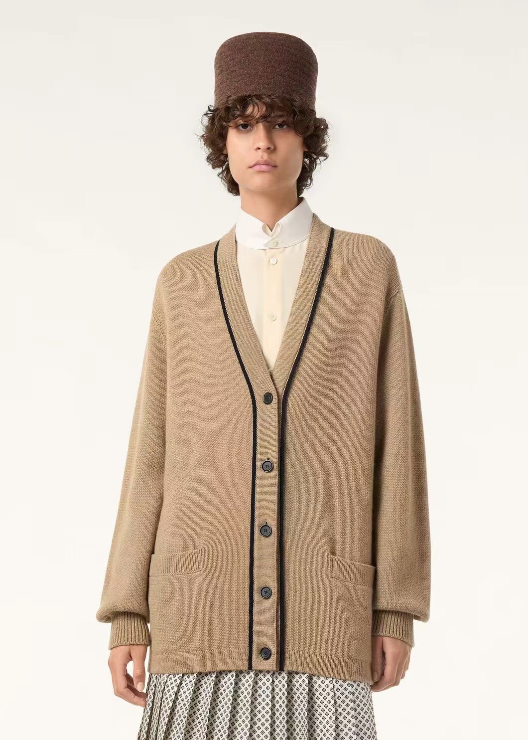 NO:622954,Style No. D25112673 Loro Pian*a new LP custom letter logo buttons with contrasting edges, simple and fashionable loose long-sleeved V-neck knitted cardigan jacket top!  (M size shoulder width 43, chest 96, sleeve length 61, clothing length 66) hair,,loro piana,loro piana,jackets & coats,alexander wang19860909款号D25112673 Loro Pian*a新款LP定制字母logo纽扣撞色边简约时尚宽松长袖V领针织开衫外套上衣！（M码肩宽43,胸围96,袖长61,衣长66）发,,loro piana,loro piana,jackets & coats,alexander wang,Women's clothing