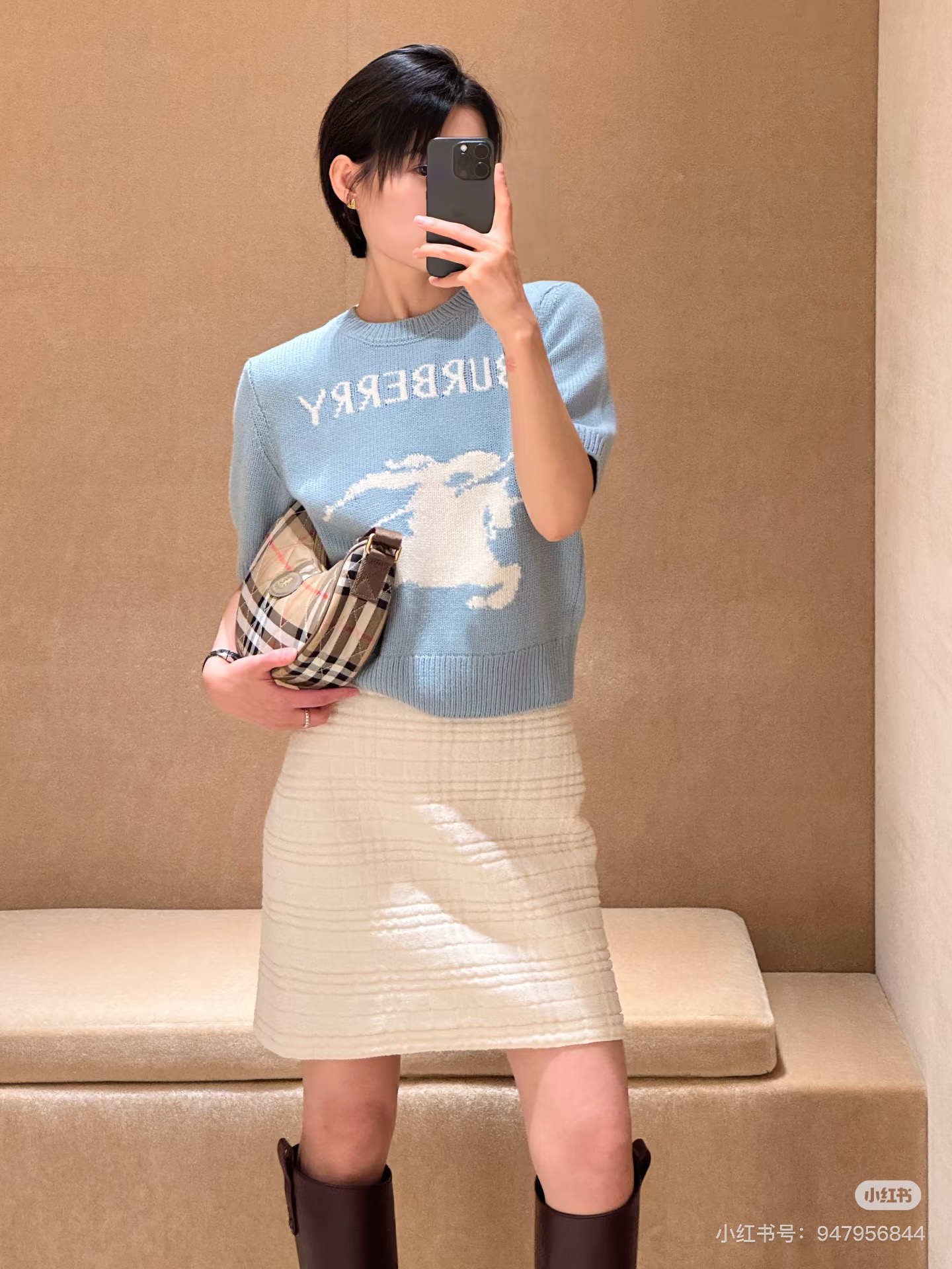 NO:622958,Style number G25112642 BURBERR*26 early spring new model B's high-end customized wool yarn fabric, letter logo knight war horse pattern on the chest, slim and slim round neck pullover short-sleeved sweater top!  Beige, blue, (S size bust 90, sleeve length 21, dress length 55) hair, burberry, T-shirt, alexander wang19860909款号G25112642 BURBERR*26早春新款 B家高端定制羊毛纱线面料、胸前字母logo骑士战马图案修身显瘦圆领套头短袖针织衫上衣！米色、蓝色、（S码胸围90,袖长21,衣长55）发,,burberry,T-shirt,alexander wang,Women's clothing