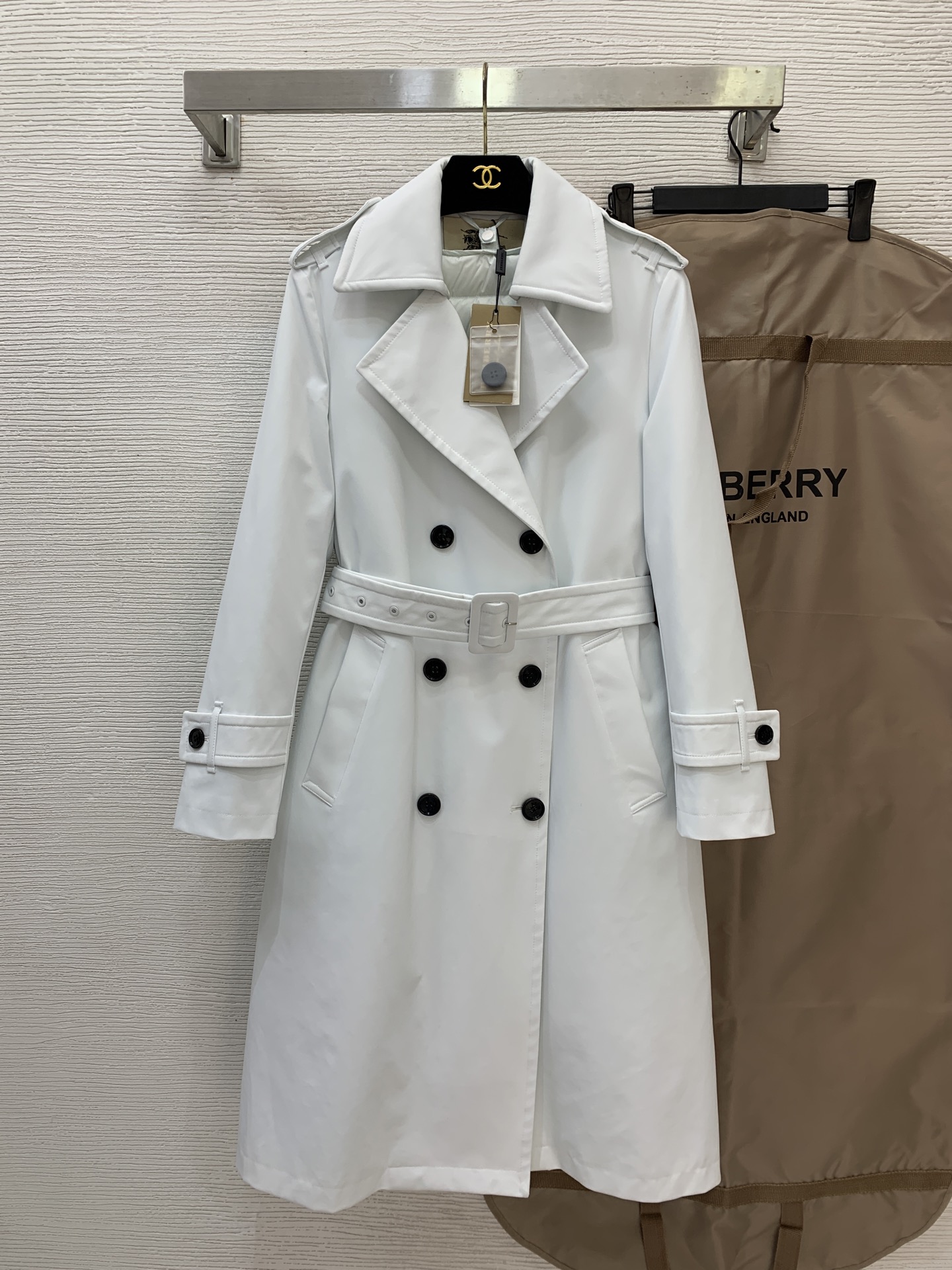 NO:625360,Comes with dust bag model number G25112962 Exclusively customized high-end boutique down jacket and windbreaker!  BURBERR* new European high-quality detachable zipper lining 90 white duck down filling stripe pressing technology, classic double-breasted buckle with belt waist slimming fashion commuter lapel thickened down jacket windbreaker coat [price does not include dust bag] black, khaki, green and white, (M size shoulder width 39, chest 100, sleeve length 57, clothing length 104) wholesale,, burberry, jackets & coats, down jacket, alexander wang19860909配防尘袋款号G25112962 独家定制高端精品羽绒服风衣！BURBERR*新款欧货精品质量可拆卸拉链内胆90白鸭绒填充物条纹压线工艺、经典双排扣搭配腰带收腰显瘦时尚通勤翻领加厚羽绒服风衣外套大衣【价格不含防尘袋】黑色、卡其色、青透白、 （M码肩宽39,胸围100,袖长57,衣长104）批发,,burberry,jackets & coats,down jacket,alexander wang,Women's clothing