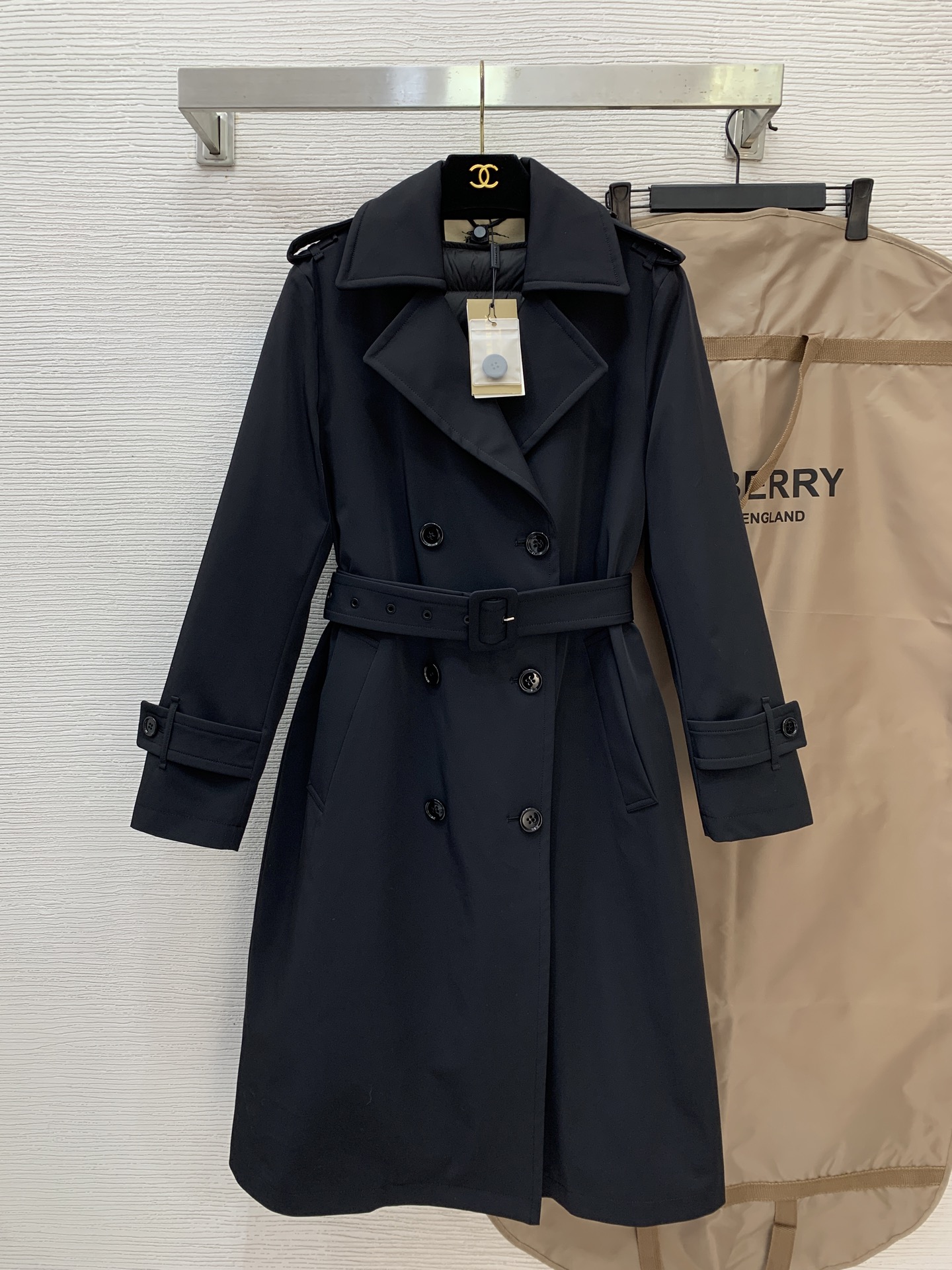 NO:625357,Comes with dust bag model number G25112962 Exclusively customized high-end boutique down jacket and windbreaker!  BURBERR* new European high-quality detachable zipper lining 90 white duck down filling stripe pressing technology, classic double-breasted buckle with belt waist slimming fashion commuter lapel thickened down jacket windbreaker coat [price does not include dust bag] black, khaki, green and white, (M size shoulder width 39, chest 100, sleeve length 57, clothing length 104) hair, burberry, jackets & coats, down jacket, alexander wang19860909配防尘袋款号G25112962 独家定制高端精品羽绒服风衣！BURBERR*新款欧货精品质量可拆卸拉链内胆90白鸭绒填充物条纹压线工艺、经典双排扣搭配腰带收腰显瘦时尚通勤翻领加厚羽绒服风衣外套大衣【价格不含防尘袋】黑色、卡其色、青透白、 （M码肩宽39,胸围100,袖长57,衣长104）发,,burberry,jackets & coats,down jacket,alexander wang,Women's clothing