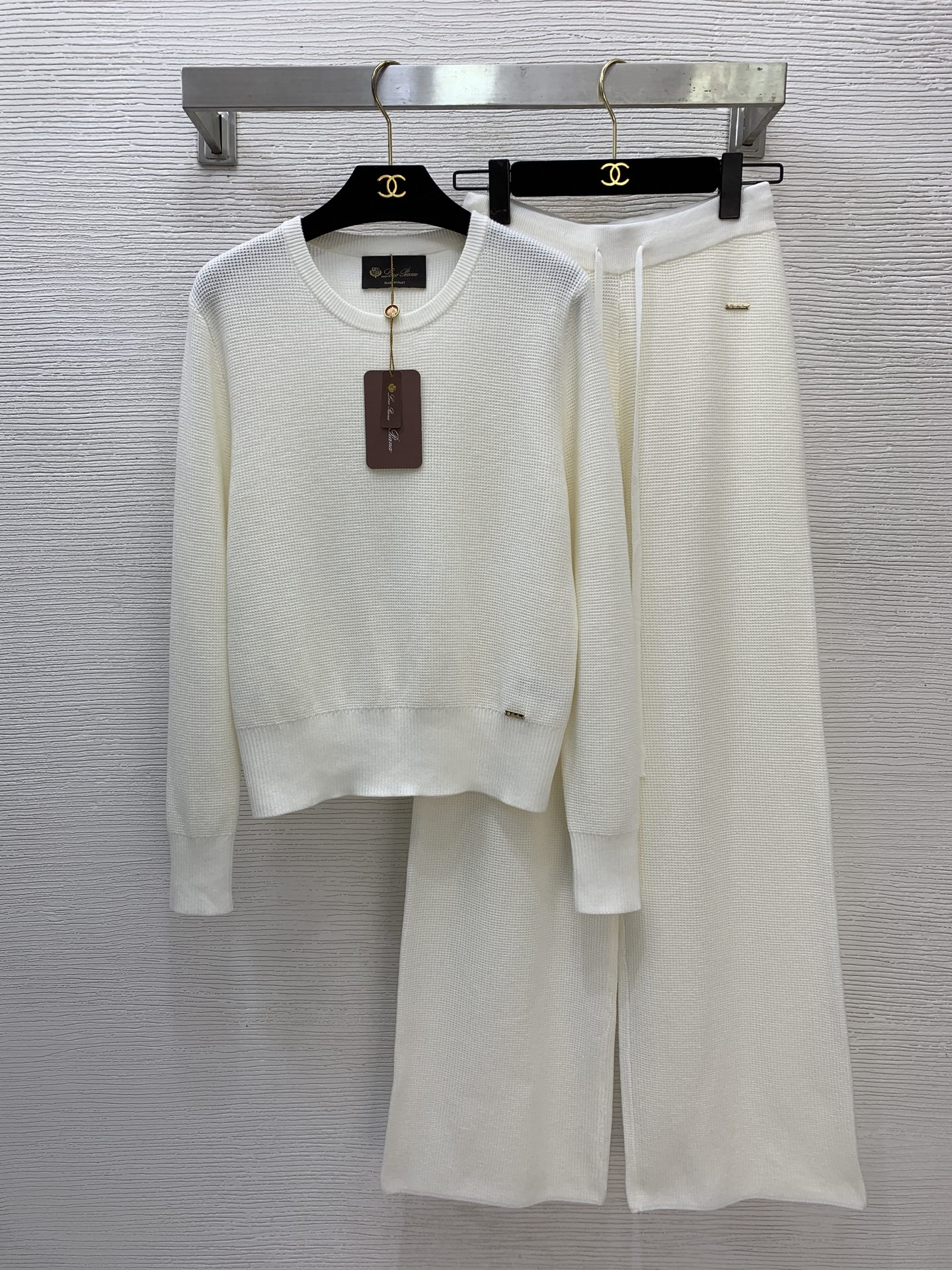 NO:625385,Style number G25112975 Loro Pian*a new LP customized merino wool blended yarn fabric versatile casual knitted two-piece suit!  Letter logo stamped with metal accessories, round neck pullover, long-sleeved knitted top, elastic waist, stretch knitted wide-leg pants!  Off-white, black, khaki, (M size shoulder width 38, bust 92, sleeve length 64, dress length 57; high waist 62 elastic, hip 94, pants length 107) Hair,, loro piana, loro piana, alexander wang19860909款号G25112975 Loro Pian*a新款LP定制美丽诺羊毛混纺纱线面料百搭休闲针织两件套装！字母logo钢印金属配件装饰圆领套头长袖针织上衣松紧腰弹力针织阔腿裤长裤！米白色、黑色、卡其色、（M码肩宽38,胸围92,袖长64,衣长57；高腰围62松紧,臀围94,裤长107）发,,loro piana,loro piana,alexander wang,Women's clothing