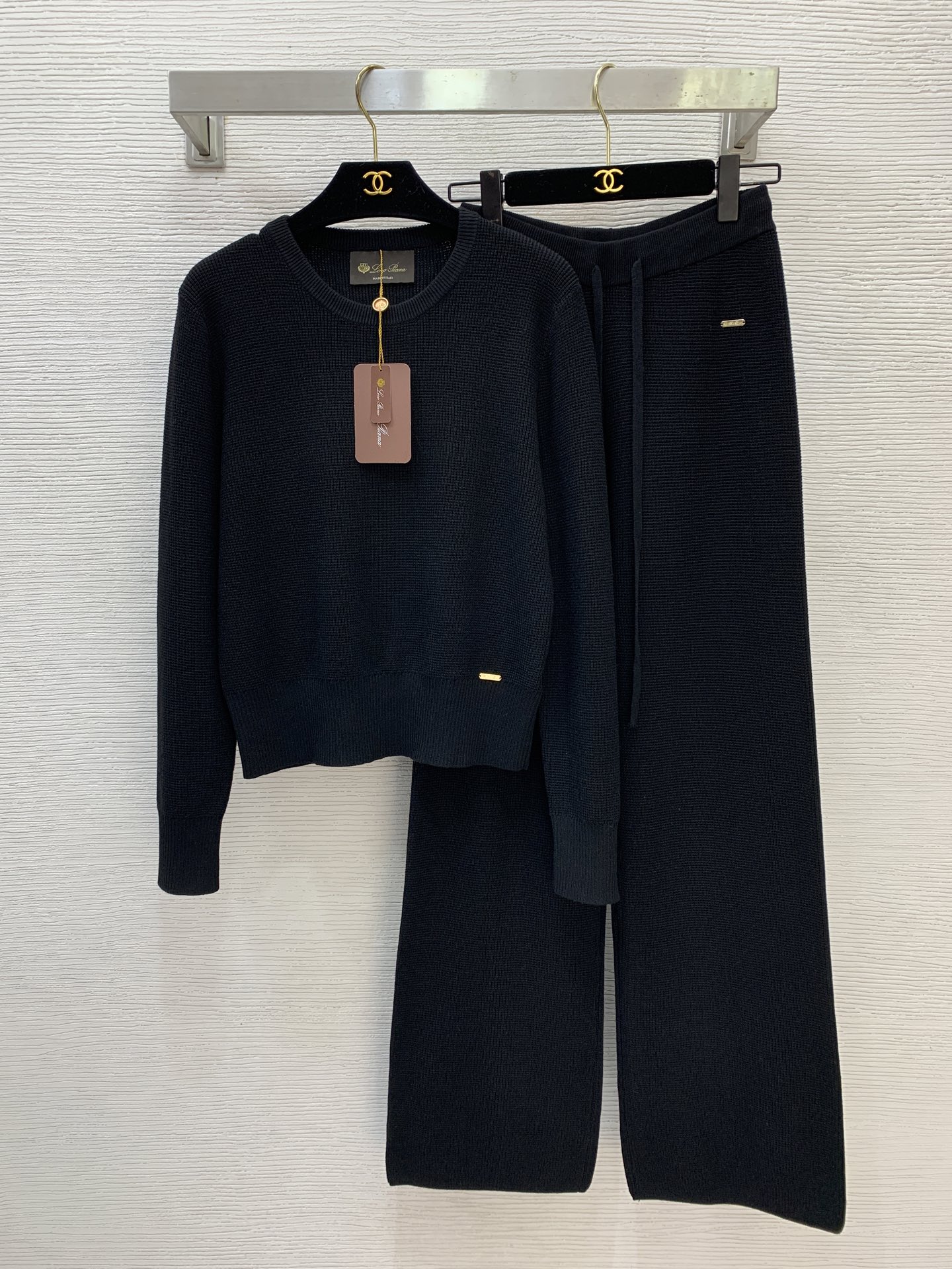 NO:625376,Style number G25112975 Loro Pian*a new LP customized merino wool blended yarn fabric versatile casual knitted two-piece suit!  Letter logo stamped with metal accessories, round neck pullover, long-sleeved knitted top, elastic waist, stretch knitted wide-leg pants!  Off-white, black, khaki, (M size shoulder width 38, bust 92, sleeve length 64, dress length 57; high waist 62 elastic, hip 94, pants length 107) Hair,, loro piana, loro piana, alexander wang19860909款号G25112975 Loro Pian*a新款LP定制美丽诺羊毛混纺纱线面料百搭休闲针织两件套装！字母logo钢印金属配件装饰圆领套头长袖针织上衣松紧腰弹力针织阔腿裤长裤！米白色、黑色、卡其色、（M码肩宽38,胸围92,袖长64,衣长57；高腰围62松紧,臀围94,裤长107）发,,loro piana,loro piana,alexander wang,Women's clothing