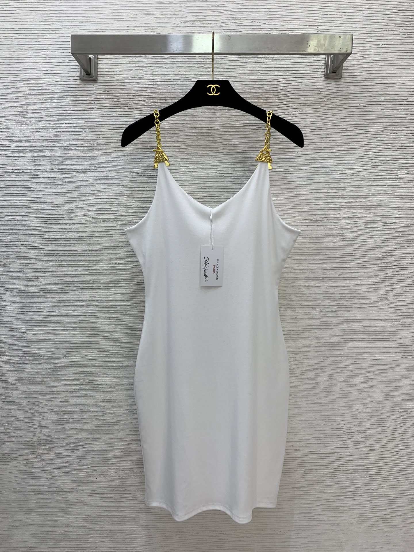 NO:627631,Style number D25120158 Schiapare*li's new gilt chain shoulder strap design is simple, fashionable, slimming and slim V-neck suspender dress!  Black, white, (M size bust 82, waist 70, total skirt length 89) hair,,skirts,alexander wang19860909款号D25120158 Schiapare*li夏帕瑞利新款 鎏金链条肩带设计简约时尚修身显瘦V领吊带连衣裙！黑色、白色、 （M码胸围82,腰围70,总裙长89）发,,skirts,alexander wang,Women's clothing