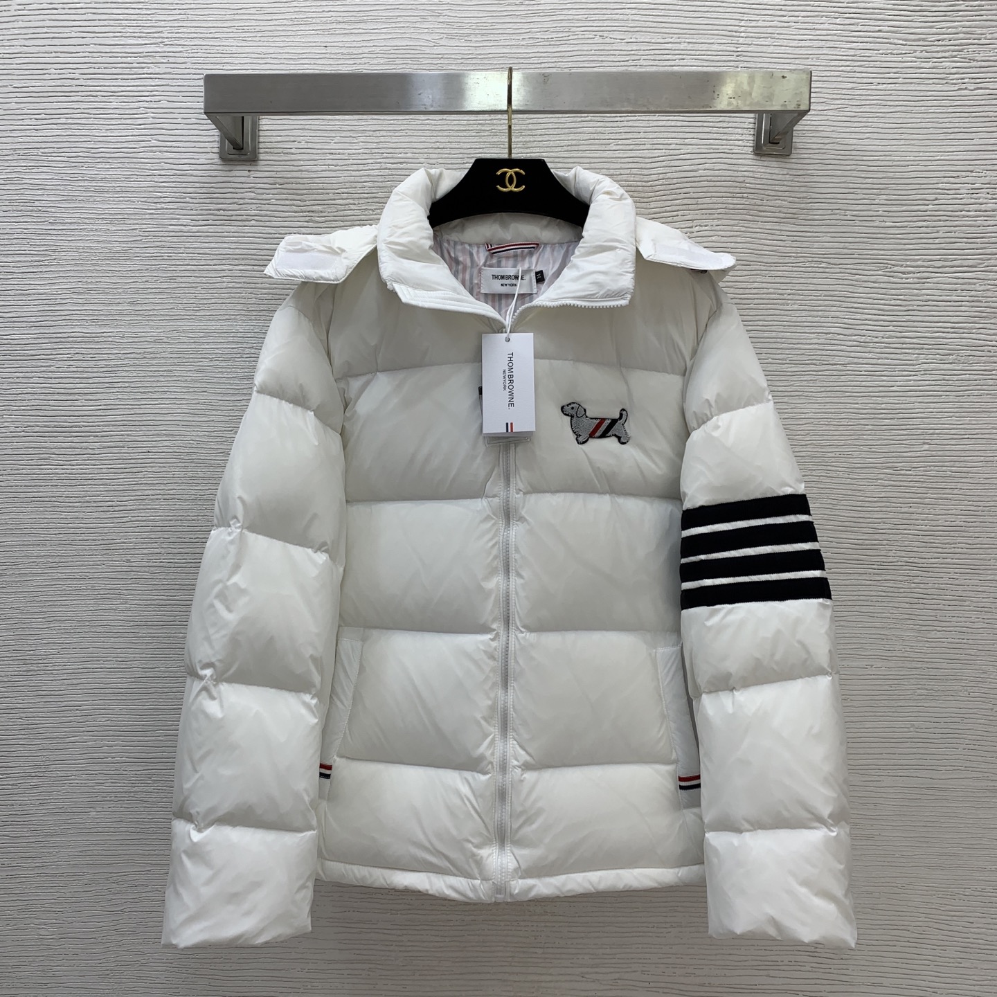 NO:625358,Comes with dust bag, model number D25112985 THOM BROWN* new style, fashionable and age-reducing playful TB dog, contrasting color stripes, four-bar webbing splicing armband decoration, 90% down filling inside, thickened warm hooded down jacket, thick coat!  Black, white, (M size shoulder width 42, chest 110, sleeve length 58, clothing length 64) hair, jackets & coats, down jacket, hats, alexander wang19860909配防尘袋款号D25112985 THOM BROWN*新款 时尚减龄俏皮TB狗狗撞色条纹四条杠织带拼接袖章装饰、内里90羽绒填充物加厚保暖连帽羽绒服厚外套！黑色、白色、（M码肩宽42,胸围110,袖长58,衣长64）发,,jackets & coats,down jacket,hats,alexander wang,Women's clothing