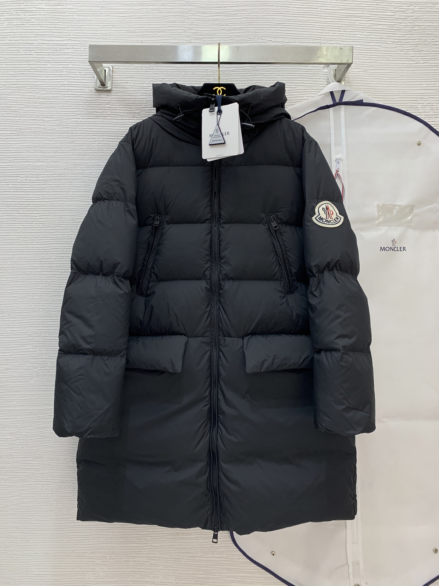 NO:628792,Comes with a dust bag, model number G25120142. Couples of the same style wear the same style from the Moncle* official website. The top version of the high-end customization uses the original letter-engraved logo hardware accessories, the interior is filled with national standard 90 white goose down and is thickened and warm, and the conspicuous bag is decorated with a large logo armband. The flap is large and the pockets are loose and versatile. The mid-length hooded down jacket comes with a dust bag!  The inner three standards are complete and high quality. Black, size 1.2.3.4 (shoulder width 45, bust 120, sleeve length 61, dress length 89 in size 3). Hair, Moncler, jackets & coats, down jacket, hats, alexander wang19860909配防尘袋款号G25120142 男女同款情侣换装穿Moncle*蒙口官网同款 顶级版本高端定制采用原版字母刻logo五金配件、内里国标90白鹅绒填充加厚保暖、显眼包大标志袖章装饰翻盖大兜口袋宽松百搭中长款连帽羽绒服外套赠送防尘袋！内里三标齐全高质量 黑色、码数1.2.3.4（3码肩宽45,胸围120,袖长61,衣长89）发,,Moncler,jackets & coats,down jacket,hats,alexander wang,Women's clothing