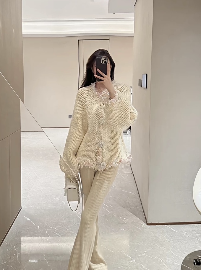 NO:624627,Style number G25112842 CHANE*L new model is available for winter!  Elegant and socialite-style double-C pearl big button decoration, thick needle yarn woven colorful lace decoration loose and fashionable lantern sleeve knitted cardigan jacket!  Apricot, 36.38.40 (size 38 bust 102, raglan sleeve length 74, dress length 60) hair,,chanel,jackets & coats,alexander wang19860909款号G25112842 CHANE*L新款冬季上新！气质名媛小香风双C珍珠大纽扣装饰、粗针纱线编织七彩花边装饰宽松时尚灯笼袖针织开衫外套！杏色、36.38.40（38码胸围102,连肩袖长74,衣长60）发,,chanel,jackets & coats,alexander wang,Women's clothing