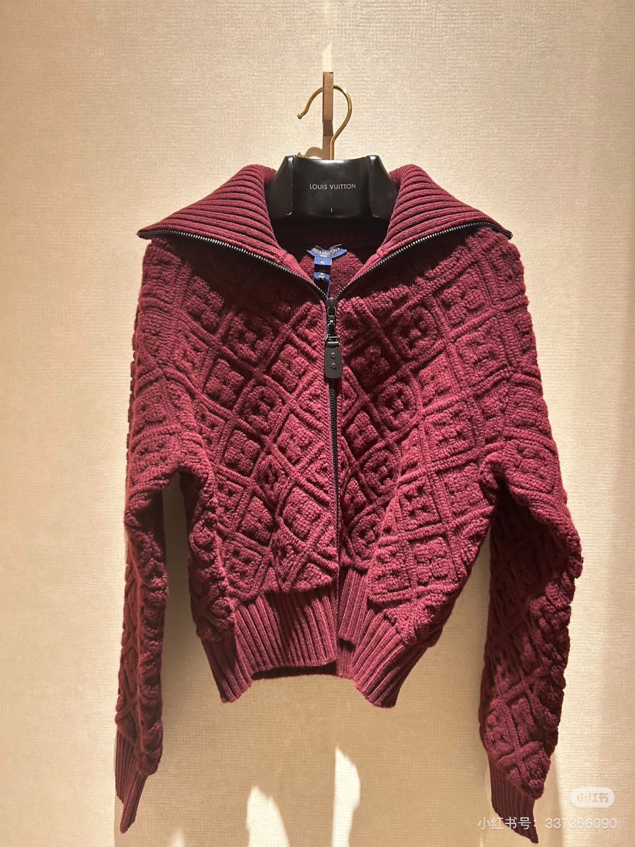 NO:624635,Model No. G25112853 LOUIS*Lvjia LV new high version customized original molded letter logo accessories, terry velvet three-dimensional embossed thick fabric, zipper placket lapel long-sleeved knitted cardigan short jacket top!  Dark red, (M size shoulder width 37, bust 92, sleeve length 61, dress length 53) hair,,louis vuitton,louis vuitton,louis vuitton,louis vuitton,jackets & coats,alexander wang19860909款号G25112853 LOUIS*驴家LV新款 高版本定制原版开模字母logo配件、毛巾绒老花立体压花厚面料、拉链门襟翻领长袖针织开衫短款外套上衣！深红色,（M码肩宽37,胸围92,袖长61,衣长53）发,,louis vuitton,louis vuitton,louis vuitton,louis vuitton,jackets & coats,alexander wang,Women's clothing