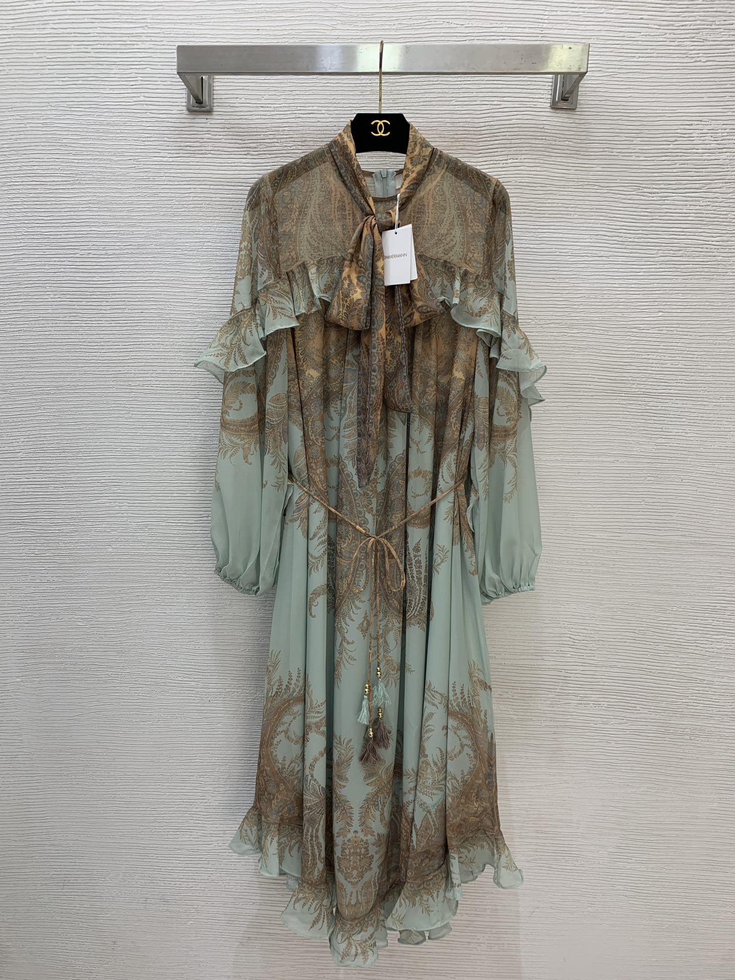 NO:628748,Model No. G25120285 ZIMMERMA*N Zimmerman Australian brand, high-end customization, detachable ribbon bow collar decoration, ruffle stitching, fashionable retro print, loose irregular skirt, long lantern sleeve dress with tassel waist cord!  1.2.3.4/SMLXL (size 2 bust 104, sleeve length 60, skirt length 125) hair,,skirts,alexander wang19860909款号G25120285 ZIMMERMA*N兹默曼澳洲品牌 高端定制 可拆卸飘带蝴蝶结领子装饰、荷叶边拼接时尚复古印花宽松不规则裙摆长款灯笼袖连衣裙配流苏腰绳！1.2.3.4/SMLXL（2码胸围104,袖长60,裙长125）发,,skirts,alexander wang,Women's clothing