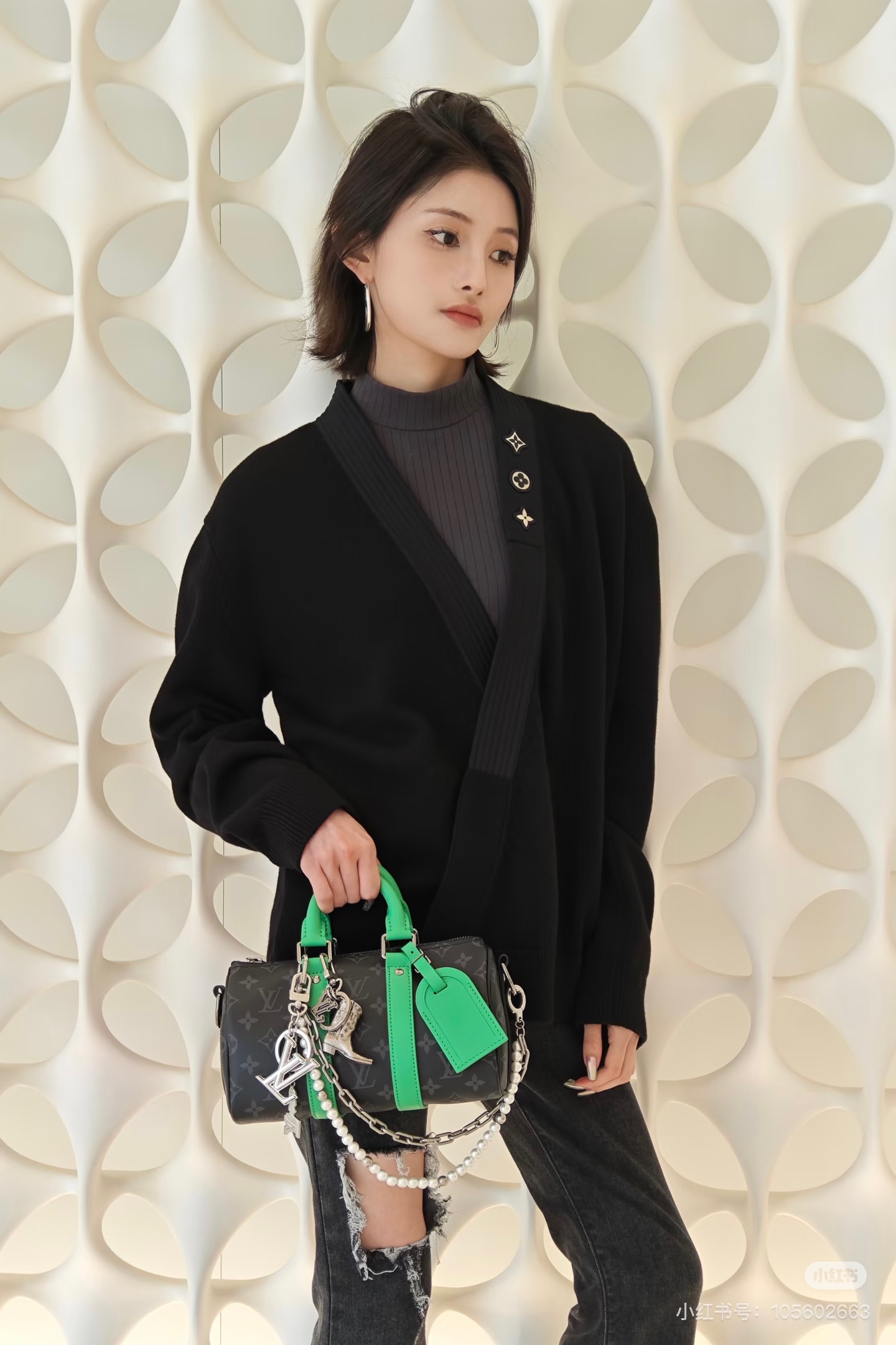 NO:625371,Style number G25112983 LOUIS*LV’s new high-end customized wool yarn fabric is soft and skin-friendly!  Round flower square patch embroidery, contrasting edge stitching, cross placket buttoning, V-neck long-sleeved sweater top!  Black, brown, (M size shoulder width 49, chest 114, sleeve length 61, dress length 68) hair,,louis vuitton,louis vuitton,louis vuitton,louis vuitton,alexander wang19860909款号G25112983 LOUIS*驴家LV新款高端定制羊毛纱线面料柔软亲肤！圆小花四角花贴布刺绣撞色边拼接交叉门襟系扣V领长袖针织衫上衣！黑色、咖色、（M码肩宽49,胸围114,袖长61,衣长68）发,,louis vuitton,louis vuitton,louis vuitton,louis vuitton,alexander wang,Women's clothing