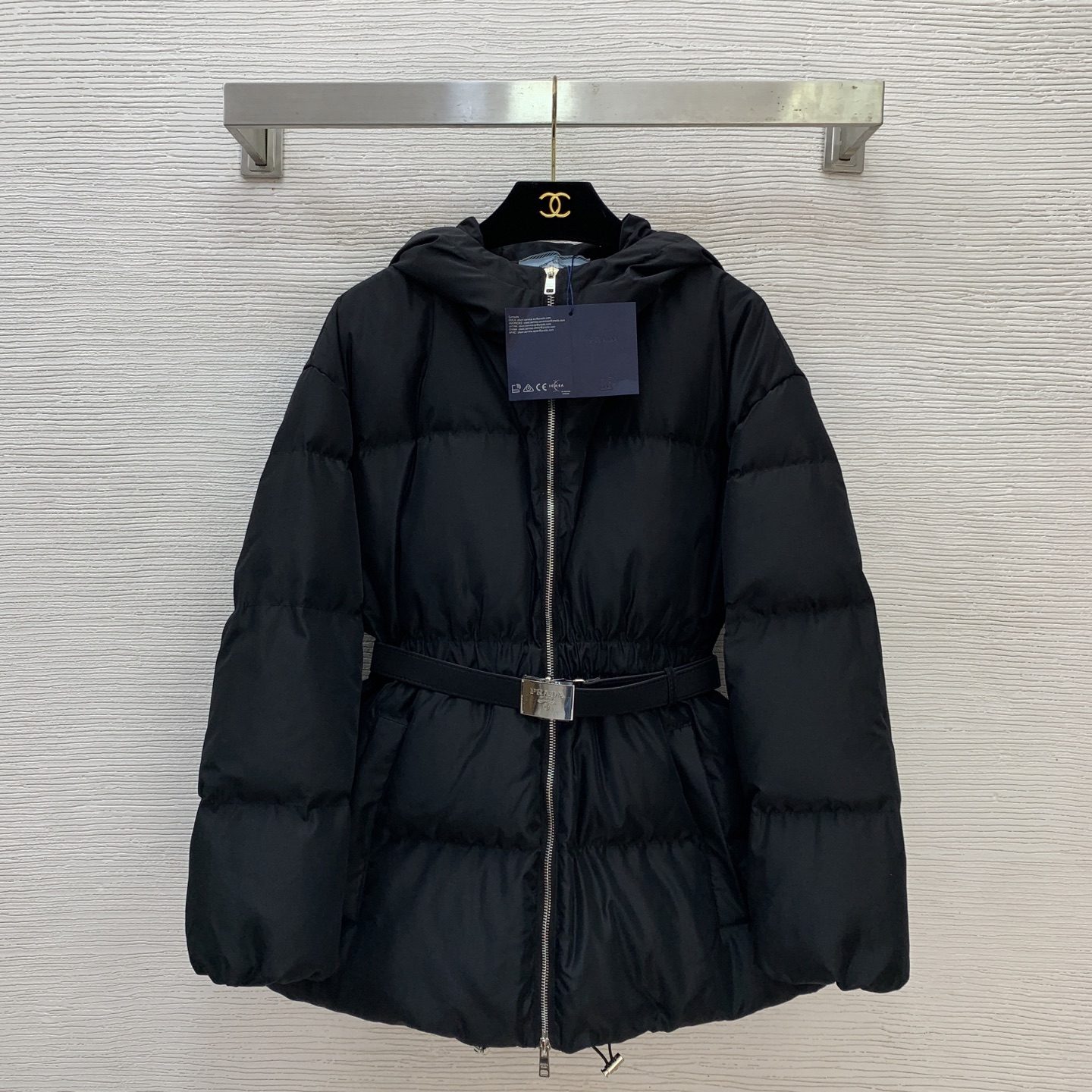 NO:628705,Comes with dust bag, model number G2517 Prad* new P family customized letter logo hardware accessories, 90% down filling inside, thickened and warm elastic ant waist super slim hooded down jacket with belt!  Black, (size M shoulder width 53, bust 106, waist 78 with elastic, sleeve length 52, dress length 70),, prada, jackets & coats, down jacket, hats, alexander wang19860909配防尘袋款号G2517 Prad*新款 P家定制字母logo五金配件、内里90羽绒填充加厚保暖松紧蚂蚁腰超显瘦连帽羽绒服外套配有腰带！黑色,（M码肩宽53,胸围106,腰围78有松紧,袖长52,衣长70）,,prada,jackets & coats,down jacket,hats,alexander wang,Women's clothing