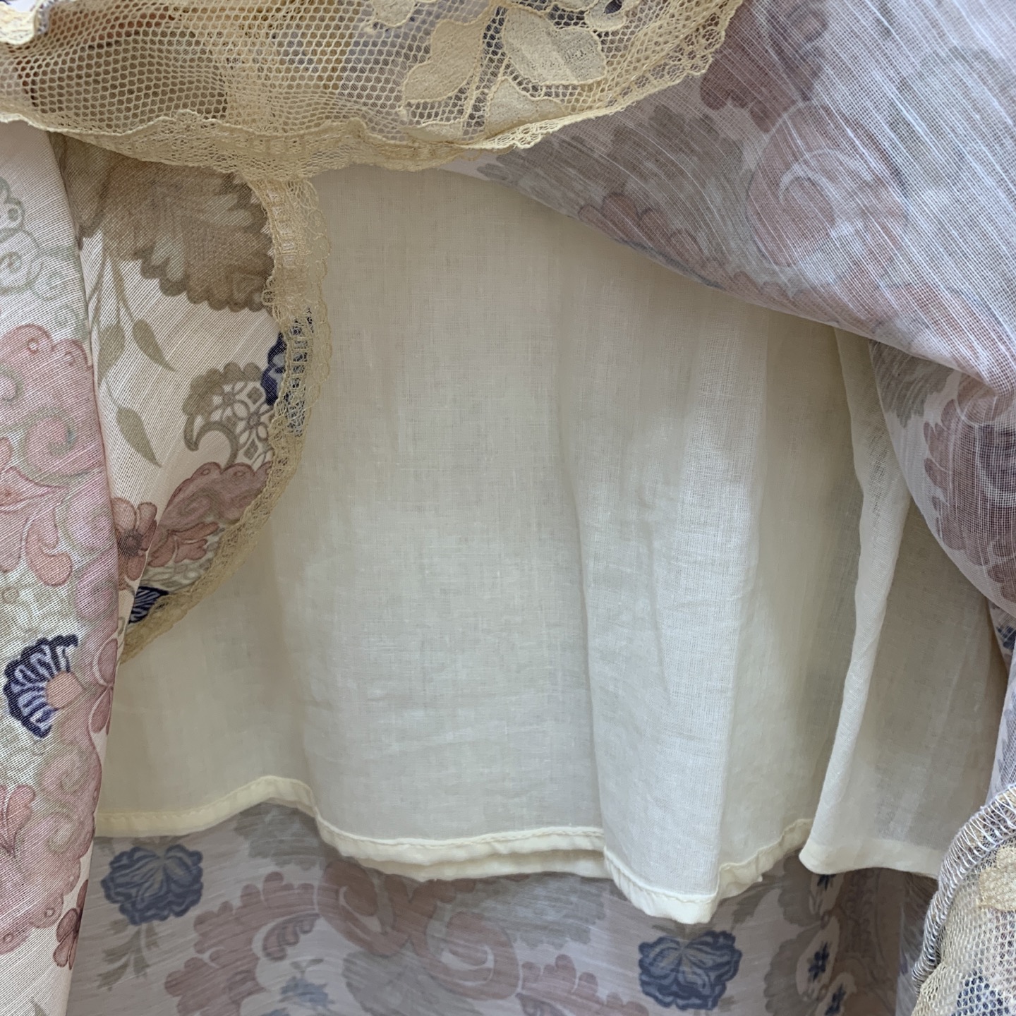 款号G ZIMMERMA*N 兹默曼澳洲品牌时装周走秀款、蕾丝拼接气质时尚两件套装！荷叶边拼接短款长袖V