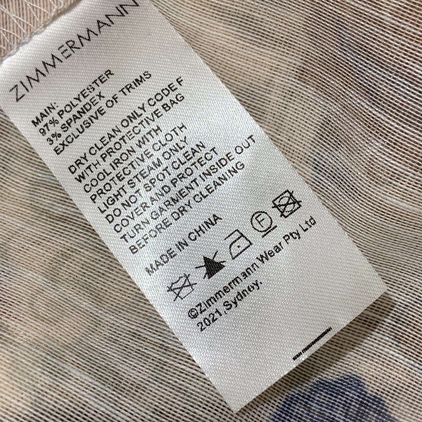 款号G ZIMMERMA*N 兹默曼澳洲品牌时装周走秀款、蕾丝拼接气质时尚两件套装！荷叶边拼接短款长袖V