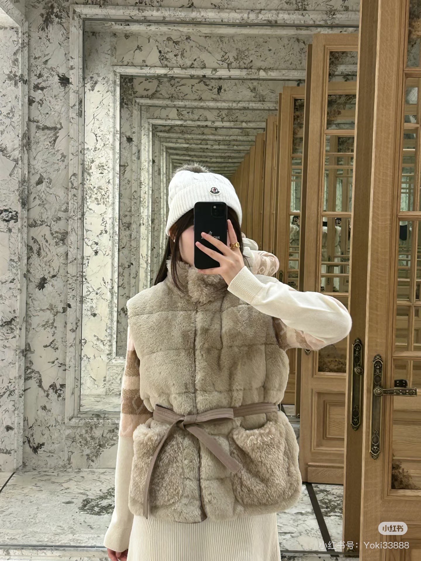 NO:627601,Model No. G25120126 The most recommended Moncle* new model is a ladylike, simple and fashionable plush faux fur stitching lining with 90 white duck down filling, double pocket stand-up collar, slim slimming sleeveless vest jacket with belt!  Off-white, khaki, (size M shoulder width 40, bust 108, length 60) hair,,Moncler,jackets & coats,alexander wang19860909款号G25120126 跑量推荐Moncle*蒙口新款 气质淑女简约时尚毛绒绒仿皮草拼接内里90白鸭绒填充物、双口袋立领修身显瘦无袖马甲外套配有腰带！米白色、卡其色、（M码肩宽40,胸围108,衣长60）发,,Moncler,jackets & coats,alexander wang,Women's clothing