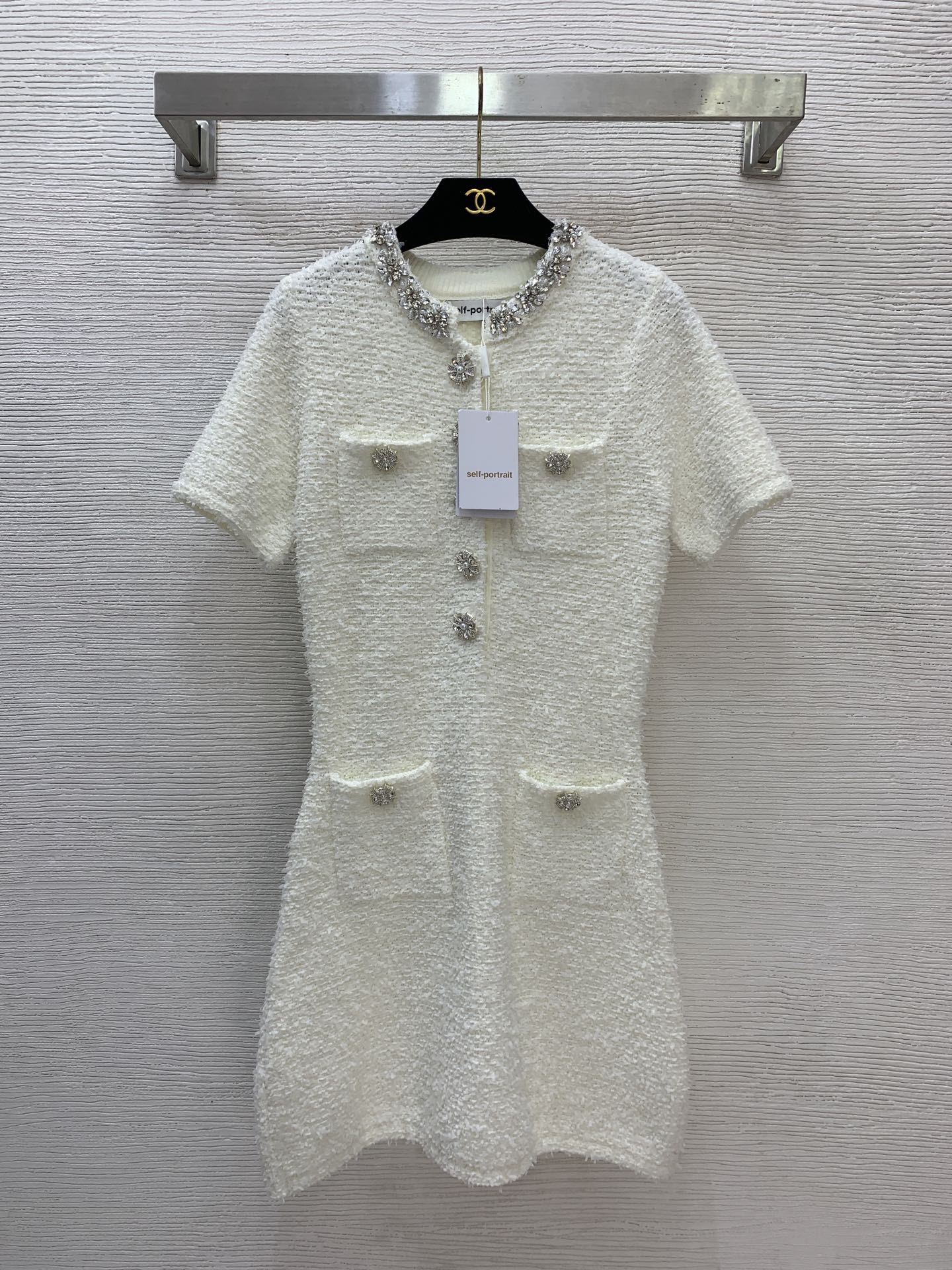 NO:658675,Model No. G25121283 The popular version of Self-portrai* is the new SP style, elegant and heavy-duty diamond-encrusted collar, luxurious and high-end diamond buckle, slim fit, round neck short-sleeved knitted dress!  Black, off-white, (M size bust 84, waist 70, sleeve length 22, skirt length 86) hair, skirts, T-shirt, alexander wang19860909款号G25121283 跑量版本Self-portrai*新款SP家气质高雅重工镶钻领边奢华高级感钻扣修身显瘦圆领短袖针织连衣裙！黑色、米白色、 （M码胸围84,腰围70,袖长22,裙长86）发,,skirts,T-shirt,alexander wang,Women's clothing