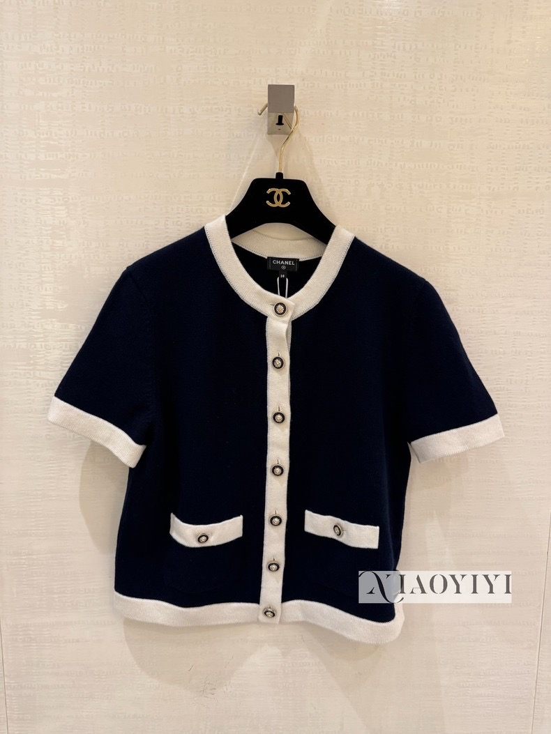 NO:628783,Model No. G25120287 Chane* new model, high version, ladylike style, golden glitter, contrasting stripes, round neck, short-sleeved knitted cardigan top!  Apricot, black, 36.38.40 (38 size bust 84, sleeve length 22, dress length 53) hair,,chanel,T-shirt,alexander wang19860909款号G25120287 Chane*新款 高版本气质名媛风金色闪丝撞色条纹边圆领短袖针织开衫上衣！杏色、黑色、36.38.40（38码胸围84,袖长22,衣长53）发,,chanel,T-shirt,alexander wang,Women's clothing