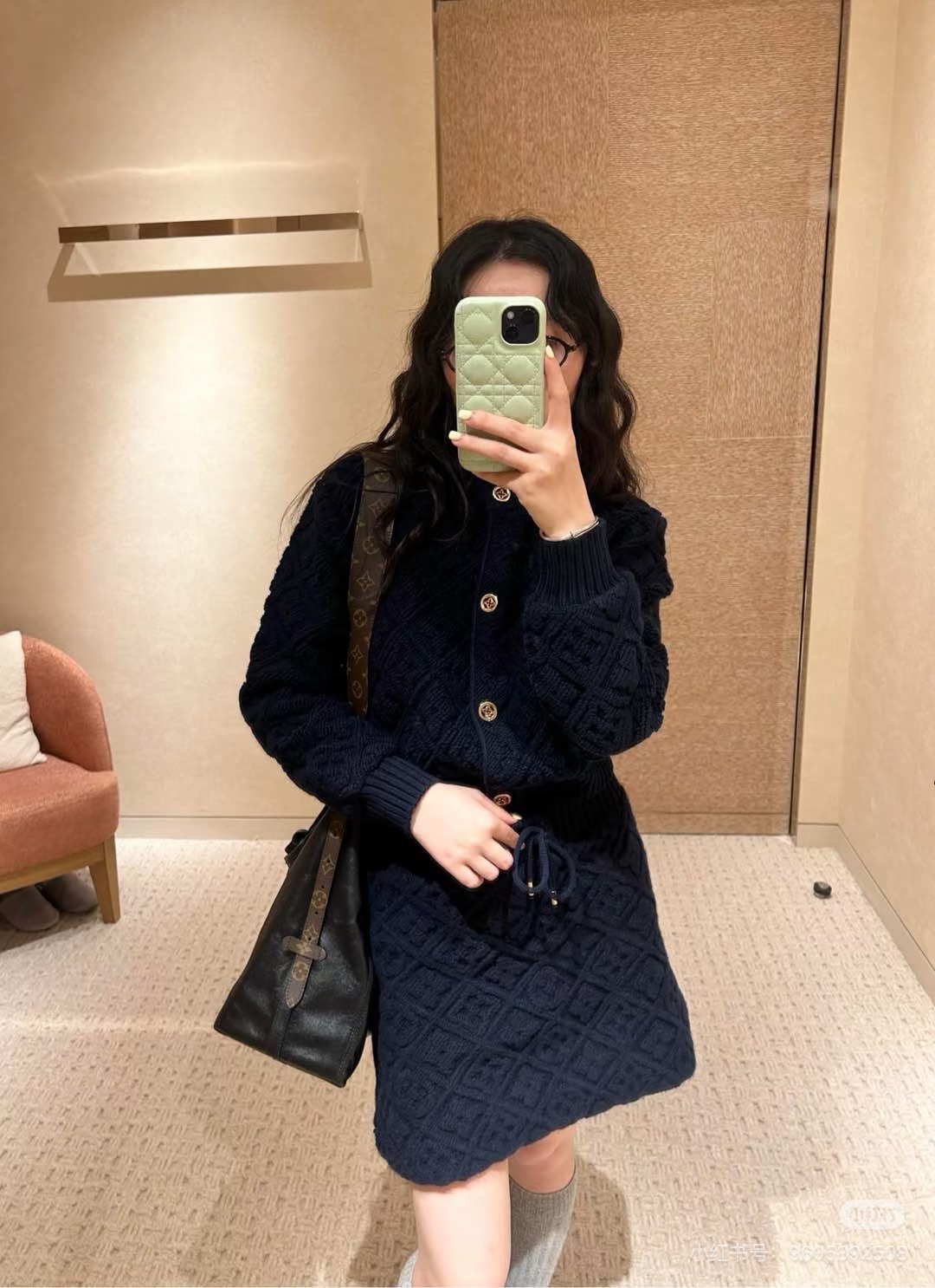 NO:628739,Style No. G2518 LOUIS* Lujia LV’s new exclusive customized version of the five-button improved model is made of cashmere wool blended thickened fabric, classic rhombus circular flower three-dimensional embossed round neck long-sleeved knitted cardigan jacket!  Red, black, (M size shoulder width 40, chest 102, sleeve length 58, clothing length 57),,louis vuitton,louis vuitton,louis vuitton,louis vuitton,jackets & coats,alexander wang19860909款号G2518 LOUIS*驴家LV新款 独家定制版本五粒扣改良款采用山羊绒羊毛混纺加厚面料、经典菱格圆花立体压花圆领长袖针织开衫外套！红色、黑色、（M码肩宽40,胸围102,袖长58,衣长57）,,louis vuitton,louis vuitton,louis vuitton,louis vuitton,jackets & coats,alexander wang,Women's clothing