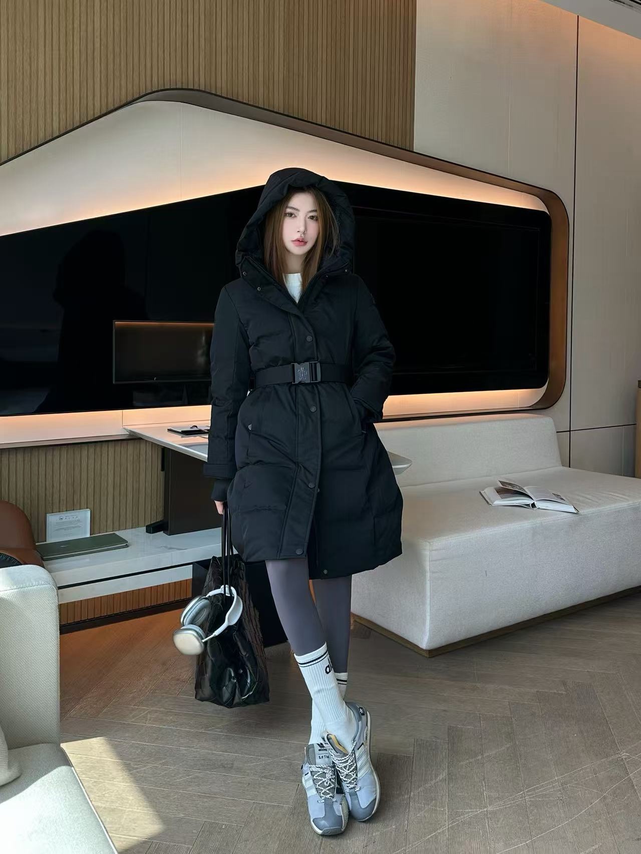 NO:628723,Style No. G2513 Moncle* new winter ski wear series, national standard 90 down filling to thicken and keep warm!  Silicone logo armbands, rubber strips, zippers, extended cuffs with fingertip design, matching waistband, mid-length hooded down jacket, thick coat!  White, black, (M size shoulder width 43, chest 102, sleeve length 57, dress length 94),,Moncler,jackets & coats,down jacket,hats,alexander wang19860909款号G2513 Moncle*蒙口新款冬季滑雪服系列、国标90羽绒填充物加厚保暖！硅胶logo袖章标志胶条拉链加长袖口套指设计搭配腰带收腰中长款连帽羽绒服厚外套！白色、黑色、（M码肩宽43,胸围102,袖长57,衣长94）,,Moncler,jackets & coats,down jacket,hats,alexander wang,Women's clothing