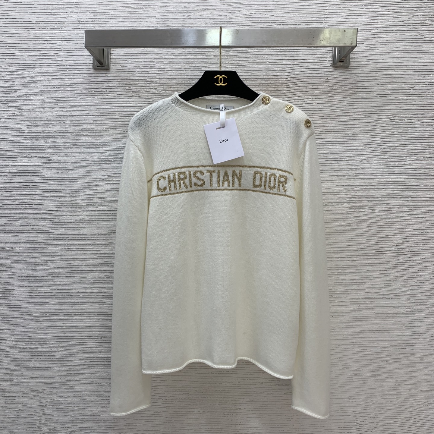 NO:654791,Style No. G2520876 Dio*D’s 2026 early spring new model, high-end customized wool yarn fabric, soft and skin-friendly!  Customized one-shoulder buttoned anchor logo buttons, classic banner letter logo curling design, fashionable and elegant long-sleeved sweater top!  Apricot color, 36-38-40 (F38 size shoulder width 40, bust 92, sleeve length 59, dress length 58) hair, dior, dior, alexander wang19860909款号G2520876 Dio*D家26年早春新款 高端定制羊毛纱线面料软糯亲肤！定制单肩系扣船锚logo纽扣经典横幅字母徽标卷边设计时尚气质长袖针织衫上衣！杏色,36-38-40（F38码肩宽40,胸围92,袖长59,衣长58）发,,dior,dior,alexander wang,Women's clothing