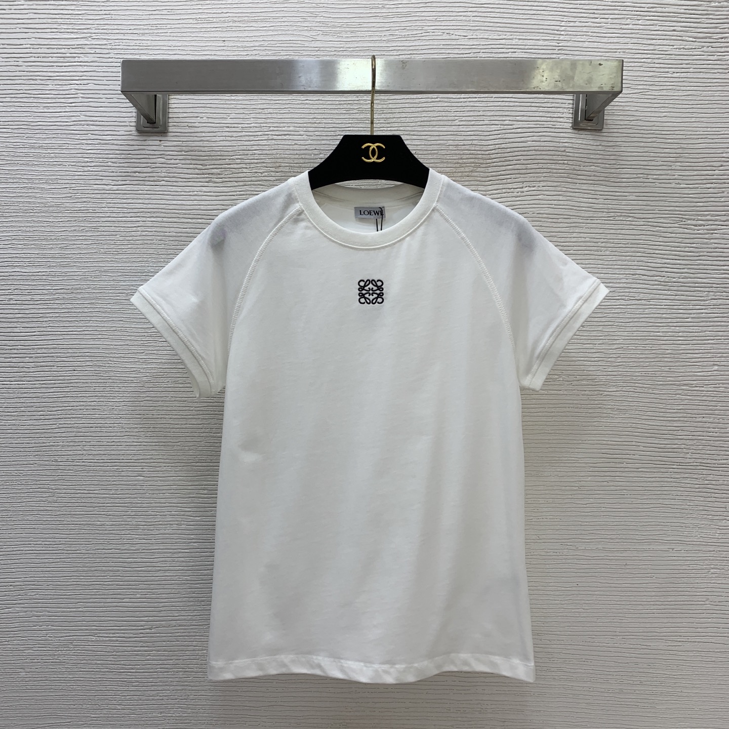NO:654808,Model number G25120838 LOEW* new model, high version, selected high-quality cotton fabric, embroidered logo on the chest, threaded cuffs, small version, slim fit, short-sleeved T-shirt top!  Black, white, (M size bust 82, raglan sleeve length 24, dress length 58),,loewe,T-shirt,tees,t-shirt,alexander wang19860909款号G25120838 LOEW*新款 高版本精选优质棉面料、胸前刺绣logo徽标螺纹袖口小版型修身显瘦短袖t恤上衣！黑色、白色、（M码胸围82,连肩袖长24,衣长58）,,loewe,T-shirt,tees，t-shirt,alexander wang,Women's clothing