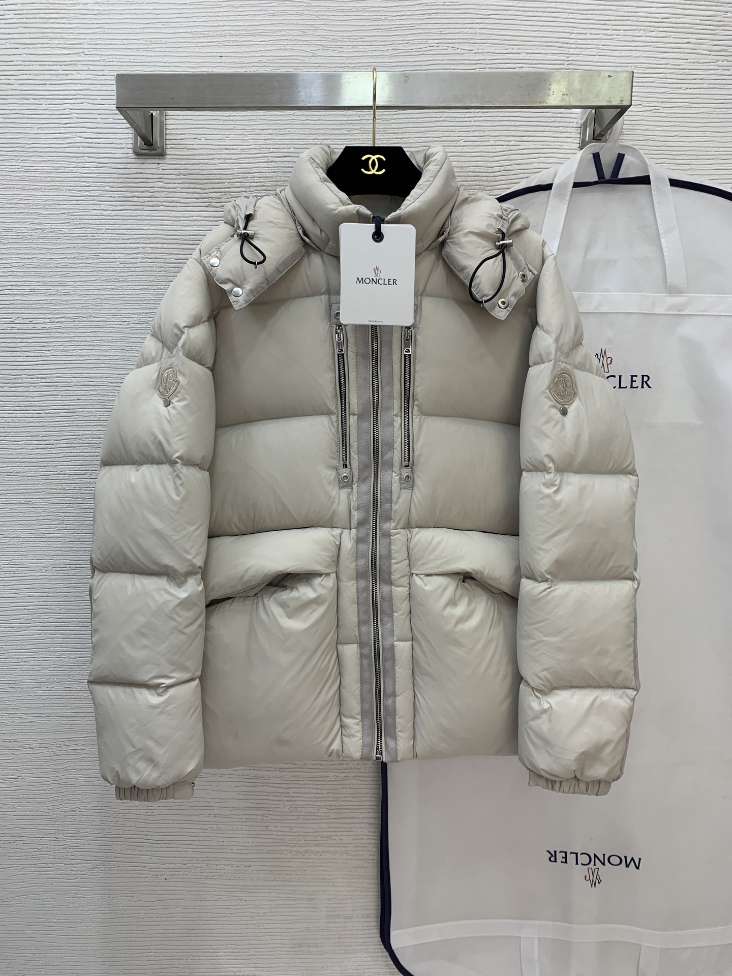 NO:656403,Equipped with dust bag, style number G25121055 Moncler* new style, imported quality from Japan!  It is made of national standard 90 duck down filling, decorated with silver webbing edges and printed with a small letter logo on the back. The fluffy and thickened hooded down jacket is priced without a dust bag!  (S size width 46, bust 112, sleeve length 62, dress length 67) hair,,Moncler,jackets & coats,down jacket,hats,alexander wang19860909配防尘袋款号G25121055 Moncler*蒙口新款、日单进口品质！采用国标90鸭绒填充物、银色织带边装饰后背小字母logo徽标印花蓬松饱满加厚连帽羽绒服外套价格不含防尘袋！ （S码宽46,胸围112,袖长62,衣长67）发,,Moncler,jackets & coats,down jacket,hats,alexander wang,Women's clothing