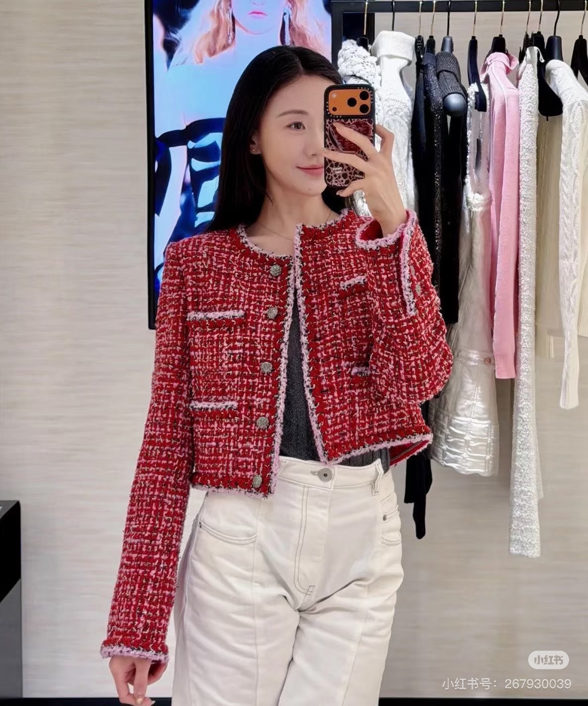 NO:652417,Style No. G25120546 CHANE*L new model, high-end customized European goods, high-quality, fragrant grandma’s 25th autumn and winter series, the hottest item on the Paris Fashion Week catwalk!  Christmas must-have and New Year atmosphere magazine cover recommended by many bloggers with many pictures and selected high-quality mixed color woven tweed fabrics!  The metal chain sewed on the inside of the hem has a stylish drape!  Stylish single-breasted, round-neck, long-sleeved, short tweed jacket top!  36-38-40 (size 38, shoulder width 37 with shoulder pads, bust 92, sleeve length 61, dress length 46) hair,,chanel,jackets & coats,alexander wang19860909款号G25120546 CHANE*L新款 高端定制欧货精品质量香奶奶家25年秋冬系列巴黎时装周走秀最火单品！圣诞必备新年氛围感杂志封面众多博主推荐超多秀图、精选优质混色编制粗花呢面料！下摆内侧缝制金属链条版型垂坠有型！时尚气质单排扣门襟圆领长袖短款粗花呢外套上衣！36-38-40（38码肩宽37有垫肩,胸围92,袖长61,衣长46）发,,chanel,jackets & coats,alexander wang,Women's clothing