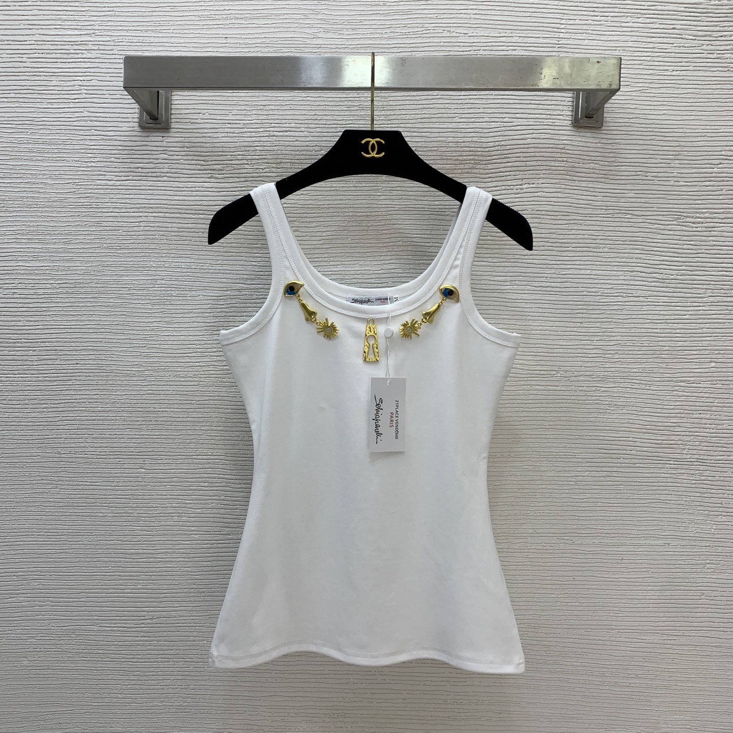 NO:658672,Model No. D25121254 Schiapare*li 26 spring and summer new style. A variety of special-shaped golden accessories decorate the slimming cotton vest and suspender top!  Black, white, (M size M bust 74, length 58),,alexander wang19860909款号D25121254 Schiapare*li夏帕瑞利26春夏新款 多种异形金色配件装饰修身显瘦棉质背心吊带上衣！黑色、白色、 （M码M码胸围74,衣长58）,,alexander wang,Women's clothing