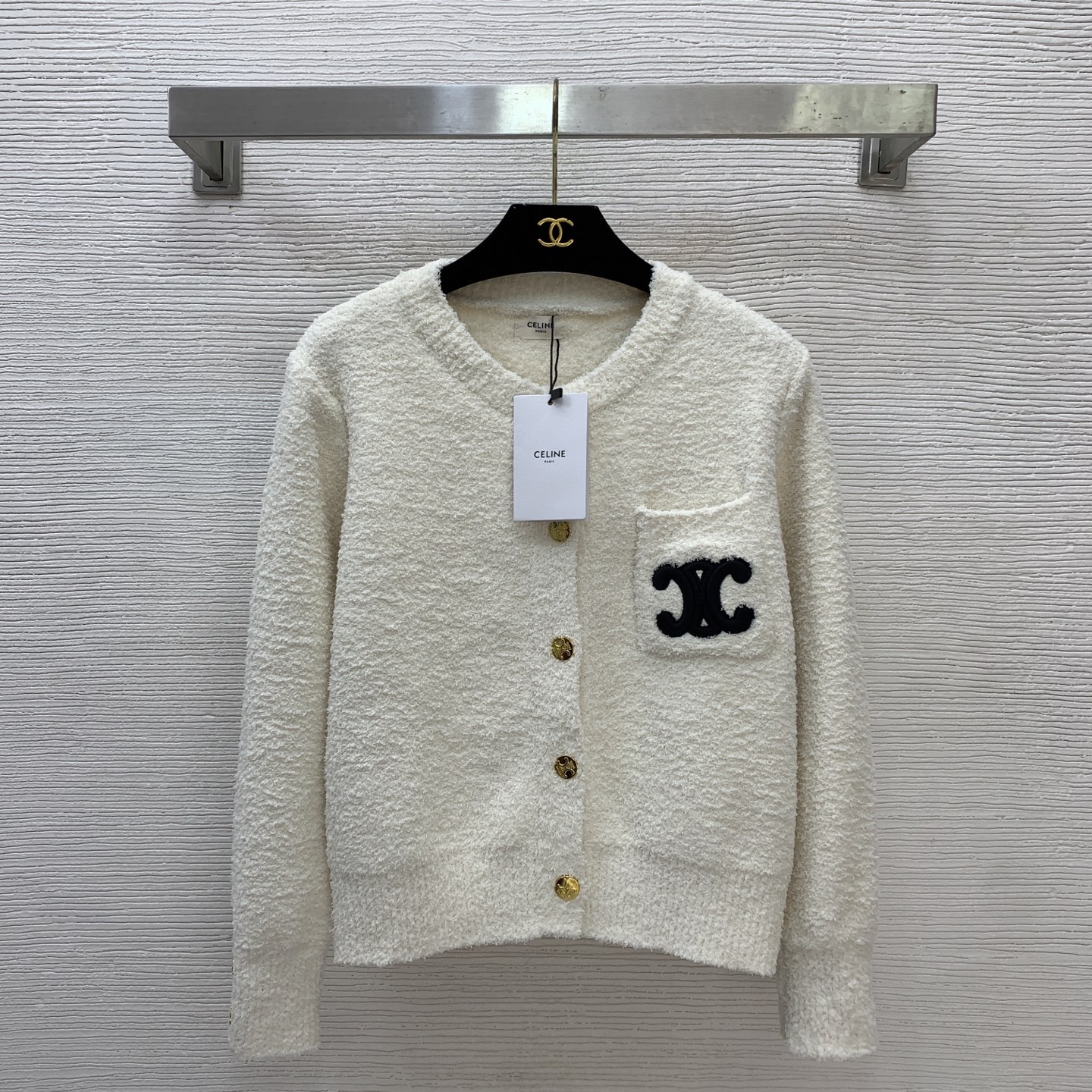 NO:657243,p model number G25121172 CELIN*E Celin's new letter logo gold buckle Arc de Triomphe logo precision embroidery logo button round neck long-sleeved knitted cardigan top!  Beige, (M size shoulder width 37, bust 98, sleeve length 54, dress length 51) hair,,celine,alexander wang19860909p款号G25121172 CELIN*E思琳新款 字母logo金扣凯旋门logo精密刺绣徽标系扣圆领长袖针织开衫上衣！米色,（M码肩宽37,胸围98,袖长54,衣长51）发,,celine,alexander wang,Women's clothing