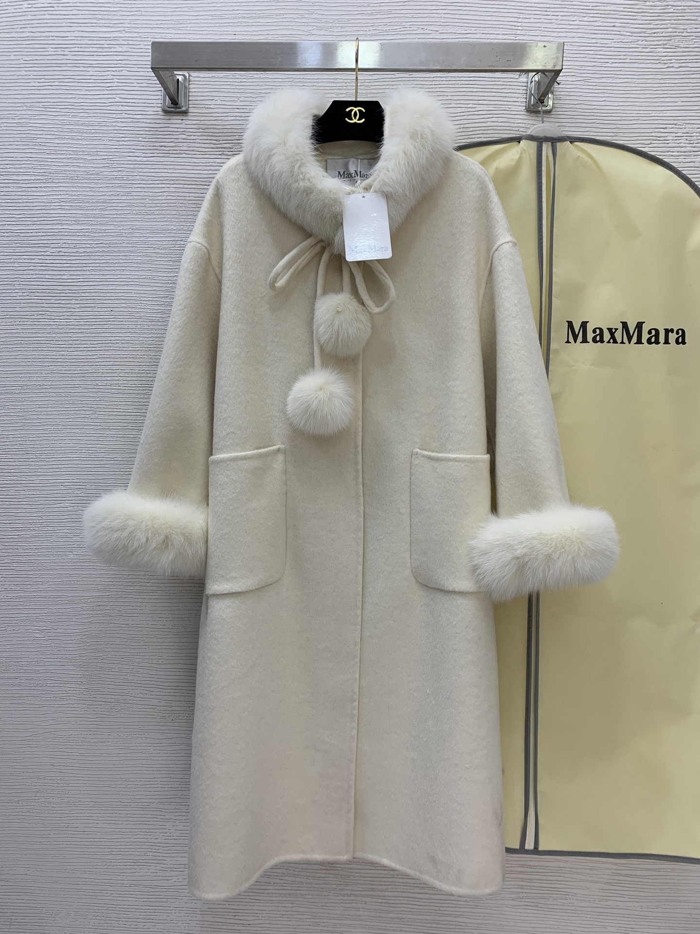 NO:638550,Model No. G25120834 MaxMar*’s new hot version of the popular Christmas and New Year recommended item, exclusive ceremonial atmosphere, high-end customized merino double-sided woolen fabric, fur ball pendant lace-up bow with fox fur collar decoration, elegant and fashionable mid-length loose stand-up collar woolen coat. The coat comes with a dust bag collar/cuffs and a detachable fox fur collar!  Beige, red, (M size shoulder width 53, bust 110, sleeve length 45, dress length 106), Maxmara-clothing, jackets & coats, alexander wang19860909款号G25120834 MaxMar*新款爆版超火圣诞新年推荐单品专属仪式感气氛拉满高端定制美丽诺双面羊毛呢面料、毛球吊坠系带蝴蝶结搭配狐狸毛领装饰、气质时尚中长款宽松立领毛呢外套大衣赠送防尘袋领子/袖口狐狸毛领可拆卸！米色、红色、（M码肩宽53,胸围110,袖长45,衣长106）,麦丝玛拉-服装,jackets & coats,alexander wang,Women's clothing