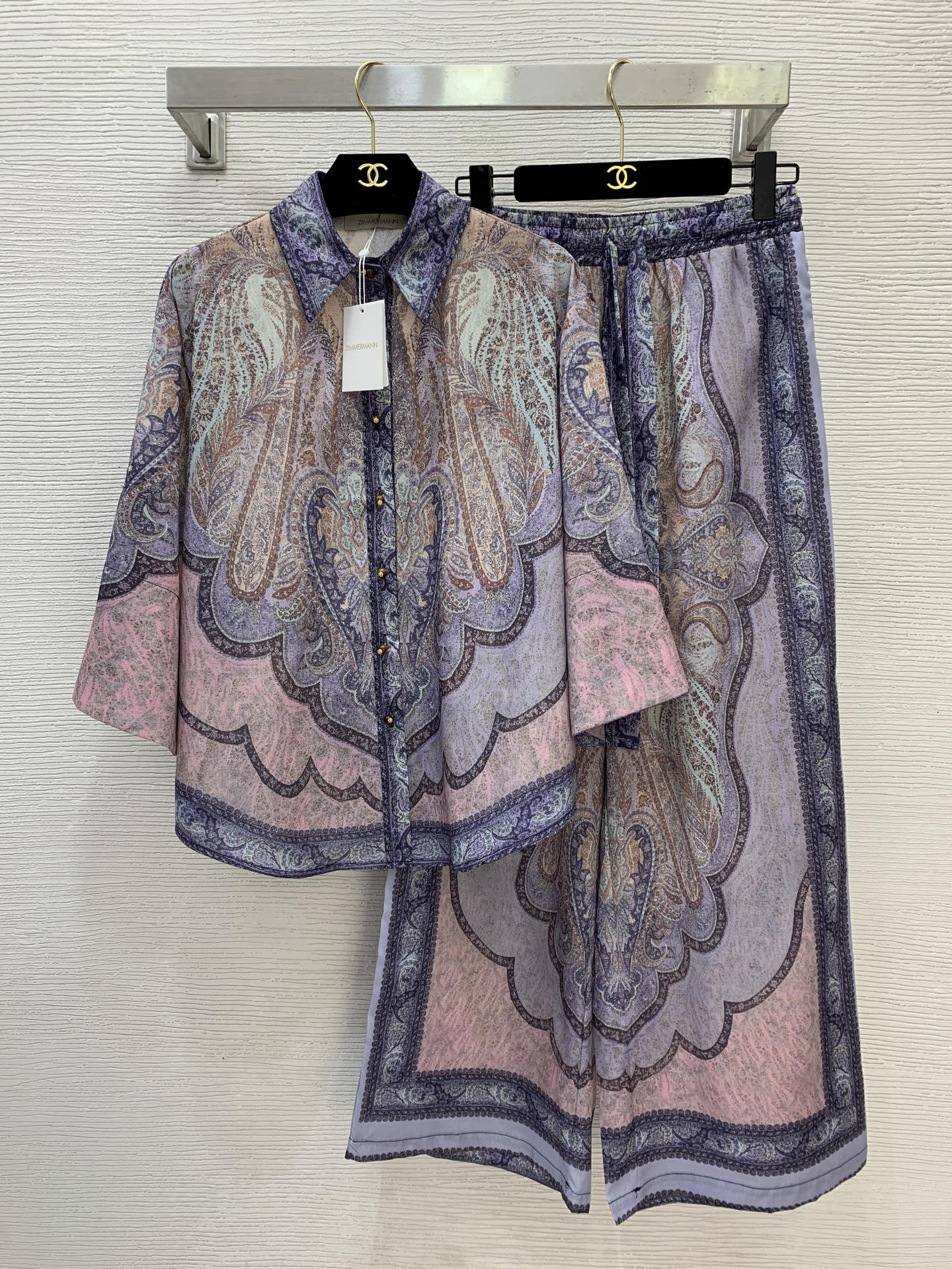 NO:661052,Style No. G25121287 ZIMMERMA*N Zimmerman Australian brand high-end customized cotton and linen retro printed fashion two-piece suit!  Buttoned lapels, buttoned sleeves, loose and fashionable shirts, drawstrings, elastic waist, loose wide-leg trousers!  1.2.3.4/SML19860909款号G25121287 ZIMMERMA*N 兹默曼澳洲品牌 高端定制棉麻复古印花时尚两件套装！系扣翻领扣带袖宽松时尚衬衣抽绳松紧腰宽松阔腿裤长裤！1.2.3.4/SML XL（2码肩宽47,胸围122,袖长38,衣长66；腰围66可松紧,臀围100,裤长99）,兹默曼-服装, ,Women's clothing