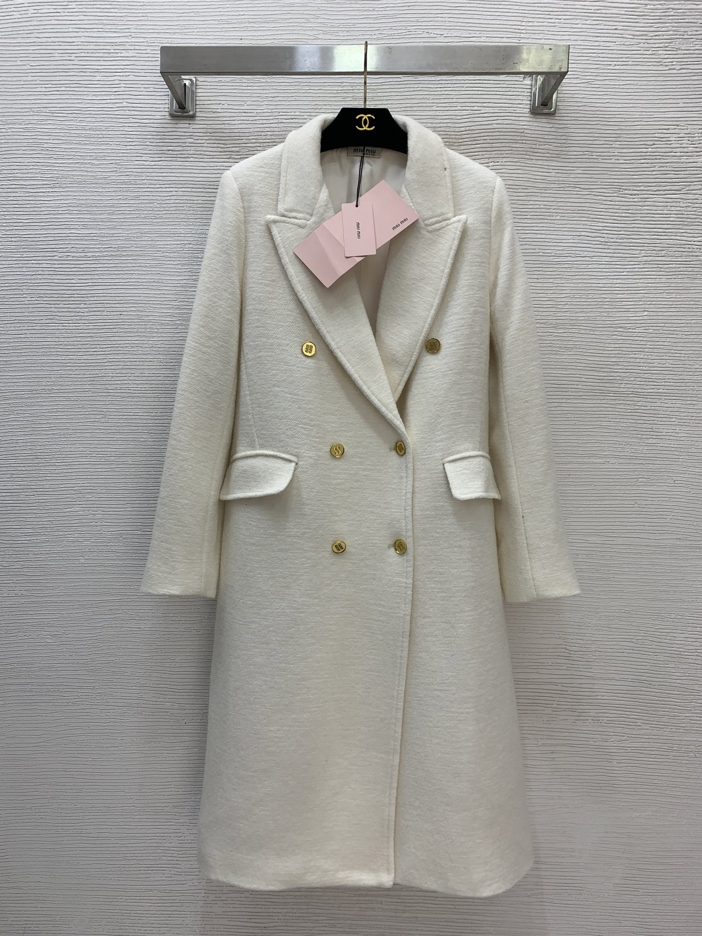 NO:638554,The model number recommended by running volume is G25127463 MIUMI*U, the new style of MIUMI*U. It is fashionable and capable for commuting, and full of aura like a queen!  Double-breasted slim fit suit collar mid-length coat with logo buttons!  Apricot, black, (S size shoulder width 38 with shoulder pads, bust 98, sleeve length 60, dress length 105), Miumiu-clothing, miumiu, jackets & coats, business suit, alexander wang19860909跑量推荐款号G25127463 MIUMI*U谬家新款 时尚通勤干练女王范气场十足！双排扣字母logo纽扣修身显瘦西装领中长款大衣外套！杏色、黑色、（S码肩宽38有垫肩,胸围98,袖长60,衣长105）,缪缪-服装,miumiu,jackets & coats,business suit,alexander wang,Women's clothing