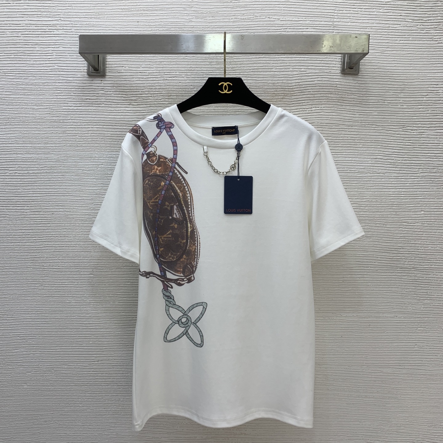 NO:658662,Style No. G25121310 LOUIS*LV’s 26 spring and summer new classic presbyopia logo printed bag pattern silver chain decoration loose fashionable casual short t-shirt top!  (M size shoulder width 43, chest 94, sleeve length 20, clothing length 65) hair,,louis vuitton,louis vuitton,louis vuitton,louis vuitton,tees,t-shirt,alexander wang19860909款号G25121310 LOUIS*驴家LV26年春夏上新经典老花logo印花包包图案银色链条装饰宽松时尚休闲短款t恤上衣！（M码肩宽43,胸围94,袖长20,衣长65）发,,louis vuitton,louis vuitton,louis vuitton,louis vuitton,tees，t-shirt,alexander wang,Women's clothing