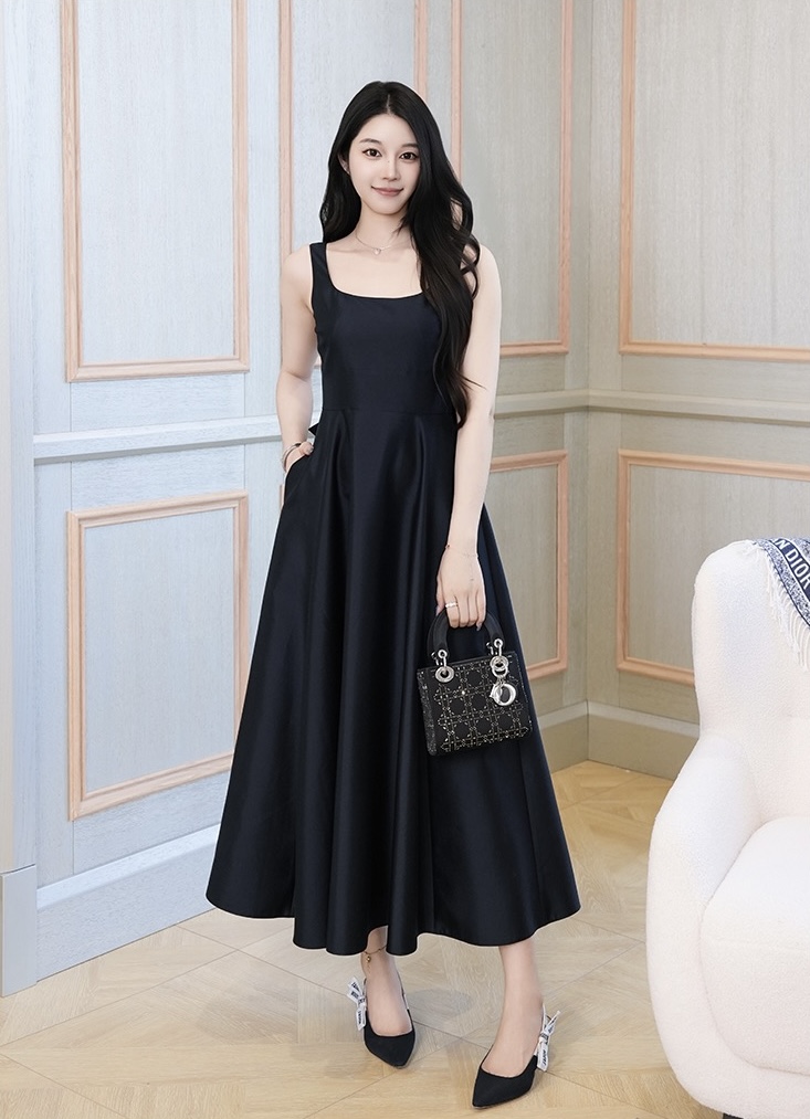 NO:638580,Style number G25120856 Dio* new model, high version, customized European goods, high quality!  The exclusive selection of silk and wool fabrics is crisp and stylish!  Star Week also shows the same model with oversized bow design, simple and elegant waist, slimming, large skirt, long dress, banquet suspender dress!  Pink, red, black, 36-38-40-42 (F38 size bust 84, high waist 72, skirt length 117), Dior-clothing, dior, dior, skirts, alexander wang19860909款号G25120856 Dio*新款 高版本定制欧货精品质量！独家精选丝毛面料版型挺括有型！明星周也同款秀图超大蝴蝶结设计简约气质收腰显瘦大裙摆长款连衣裙宴会吊带礼服裙！粉色、红色、黑色、36-38-40-42（F38码胸围84,高腰围72,裙长117）,迪奥-服装,dior,dior,skirts,alexander wang,Women's clothing