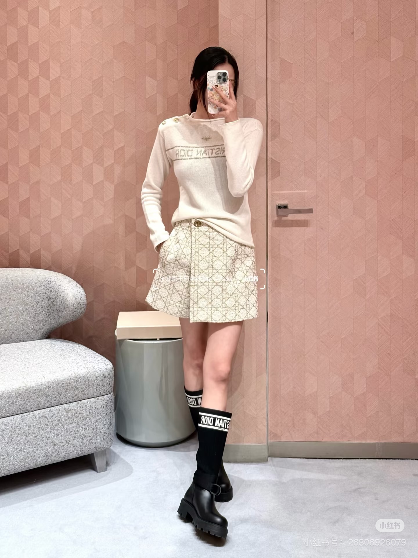 NO:638556,Style No. G2520876 Dio*D’s 2026 early spring new model, high-end customized wool yarn fabric, soft and skin-friendly!  Customized one-shoulder buttoned anchor logo buttons, classic banner letter logo curling design, fashionable and elegant long-sleeved sweater top!  Beige, 36-38-40 (F38 shoulder width 40, bust 92, sleeve length 59, dress length 58), Dior-clothing, dior, dior, dior, alexander wang19860909款号G2520876 Dio*D家26年早春新款 高端定制羊毛纱线面料软糯亲肤！定制单肩系扣船锚logo纽扣经典横幅字母徽标卷边设计时尚气质长袖针织衫上衣！杏色,36-38-40（F38码肩宽40,胸围92,袖长59,衣长58）,迪奥-服装,dior,dior,dior,alexander wang,Women's clothing