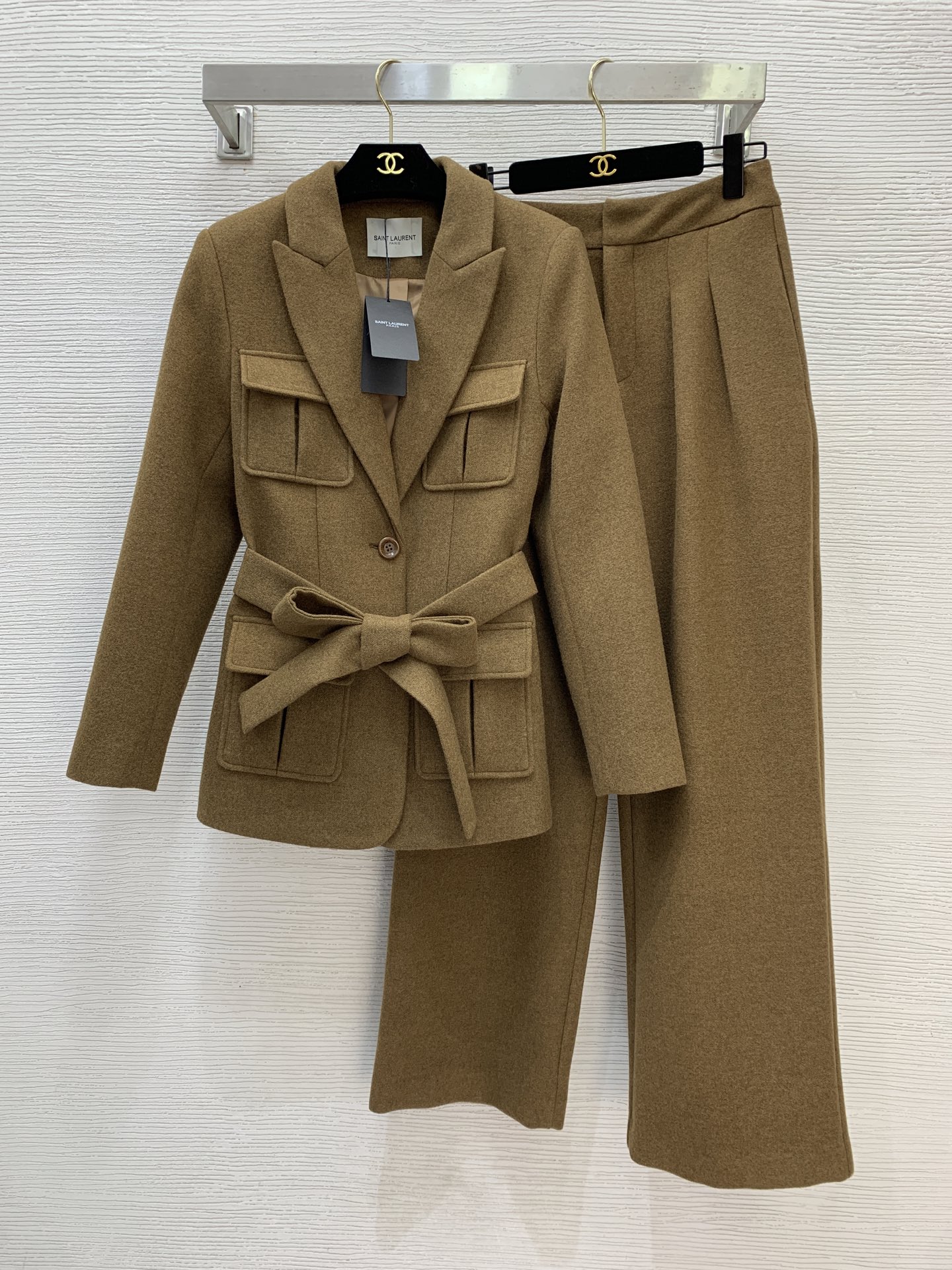 NO:658681,Style No. G25121245 Yves Saint Laurent YSL new winter style high-end custom fashion versatile woolen suit for commuting!  Two-button, two-pocket slim fit suit jacket with pleated design, loose and versatile trousers!  Khaki brown, brown, 36.38.40.42 (size 38, shoulder width 38 with shoulder pads, bust 88, sleeve length 59, dress length 69; waist 70, pants length 106) hair,,saint laurent,saint laurent,jackets & coats,business suit,alexander wang19860909款号G25121245 圣罗兰YSL冬季新款 高端定制时尚通勤百搭毛呢套装！两粒扣双口袋修身显瘦西装外套压褶设计宽松百搭西裤长裤！卡其棕、咖啡色、36.38.40.42（38码肩宽38有垫肩,胸围88,袖长59,衣长69；腰围70,裤长106）发,,saint laurent,saint laurent,jackets & coats,business suit,alexander wang,Women's clothing