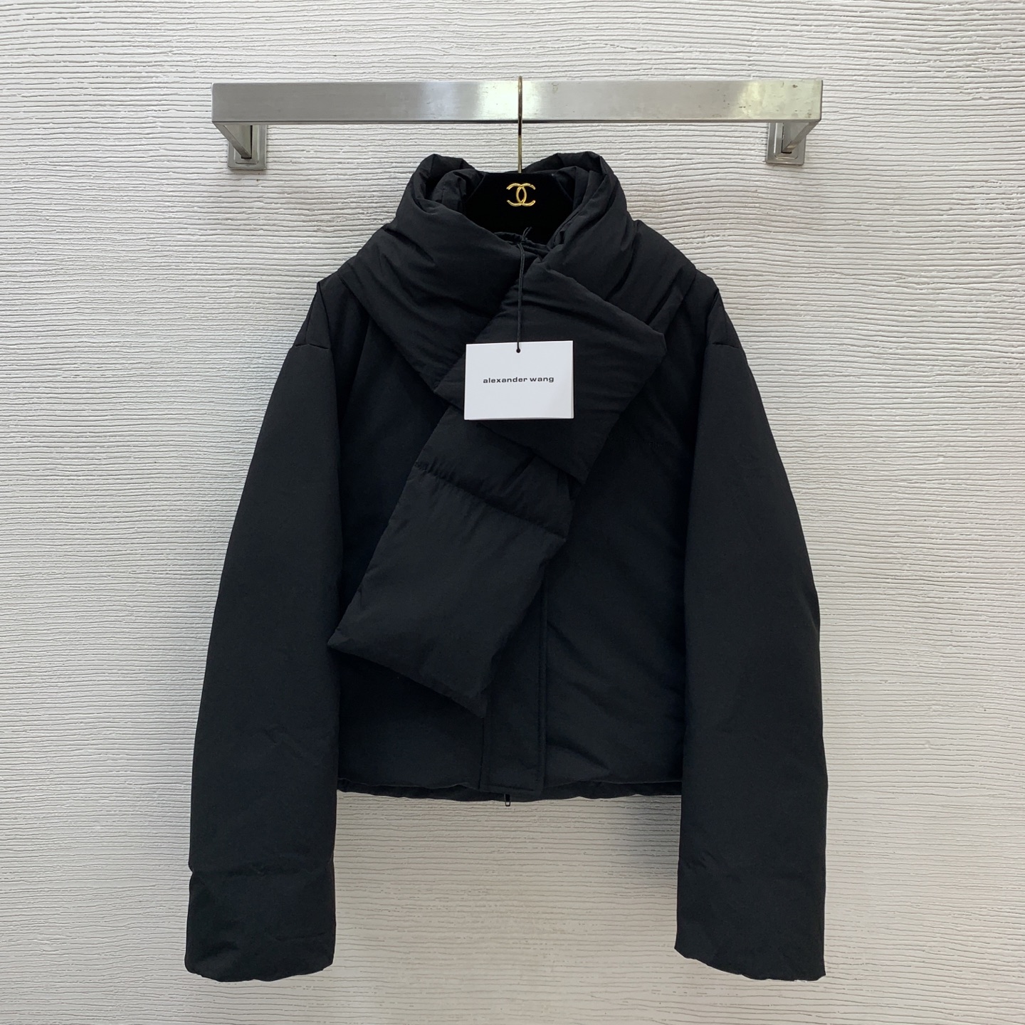 NO:658667,Comes with dust bag model number G25121286 Alexander Wan* Wangjia's new style, fashionable and simple, embroidered letter logo on the chest, white duck down filling inside, thickened and warm, short stand-up collar down jacket with down scarf!  Black, (S size shoulder width 52, chest 118, sleeve length 59, clothing length 55) hair,,alexander wang,jackets & coats,down jacket,alexander wang19860909配防尘袋款号G25121286 Alexander Wan*大王家新款 时尚简约胸前字母logo刺绣徽标、内里白鸭绒填充物加厚保暖短款立领围脖羽绒服外套配羽绒围巾！黑色,（S码肩宽52,胸围118,袖长59,衣长55）发,,alexander wang,jackets & coats,down jacket,alexander wang,Women's clothing
