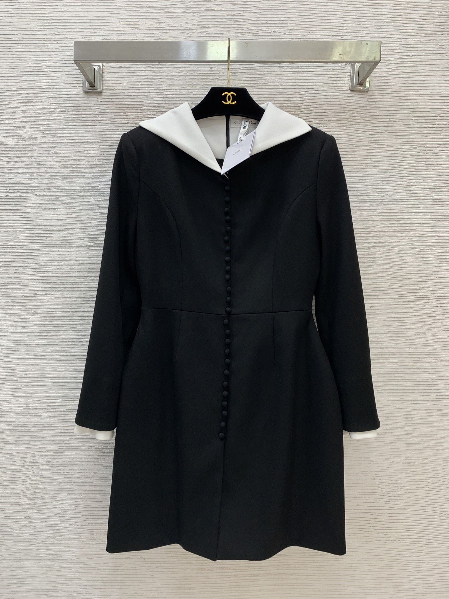 NO:661051,Style No. G25121354 Dio* new winter style, high-end customized fabrics, temperament, age-reducing, contrasting color lapels, wasp waist, slim slimming long-sleeved dress!  Gray, black, (size M shoulder width 39 with shoulder pads, bust 88, waist 70, sleeve length 57, skirt length 86), Dior-clothing, dior, dior, skirts,  19860909款号G25121354 Dio*冬季新款 高端定制面料、气质减龄撞色翻领黄蜂腰修身显瘦长袖连衣裙！灰色、黑色、 （M码肩宽39有垫肩,胸围88,腰围70,袖长57,裙长86）,迪奥-服装,dior,dior,skirts, ,Women's clothing