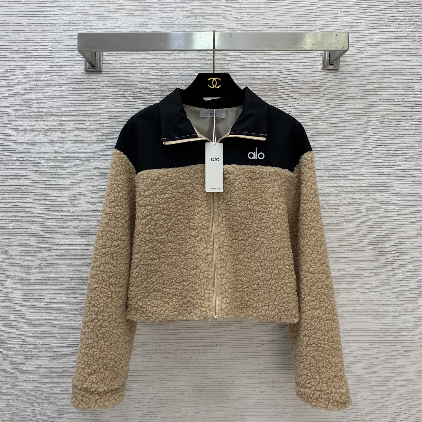 NO:661016,Model No. D25121742 Aloyoga's new style, chest letter logo embroidered logo, contrasting color splicing, zipper placket, eco-friendly Teddy plush long-sleeved lapel short jacket top!  Brown, black, (M size shoulder width 49, bust 102, sleeve length 54, dress length 49), women's clothing, jackets & coats,  19860909款号D25121742 Aloyoga新款 胸前字母logo刺绣徽标撞色拼接拉链门襟环保泰迪绒毛长袖翻领短款外套上衣！咖色、黑色、 （M码肩宽49,胸围102,袖长54,衣长49）,女装,jackets & coats, ,Women's clothing