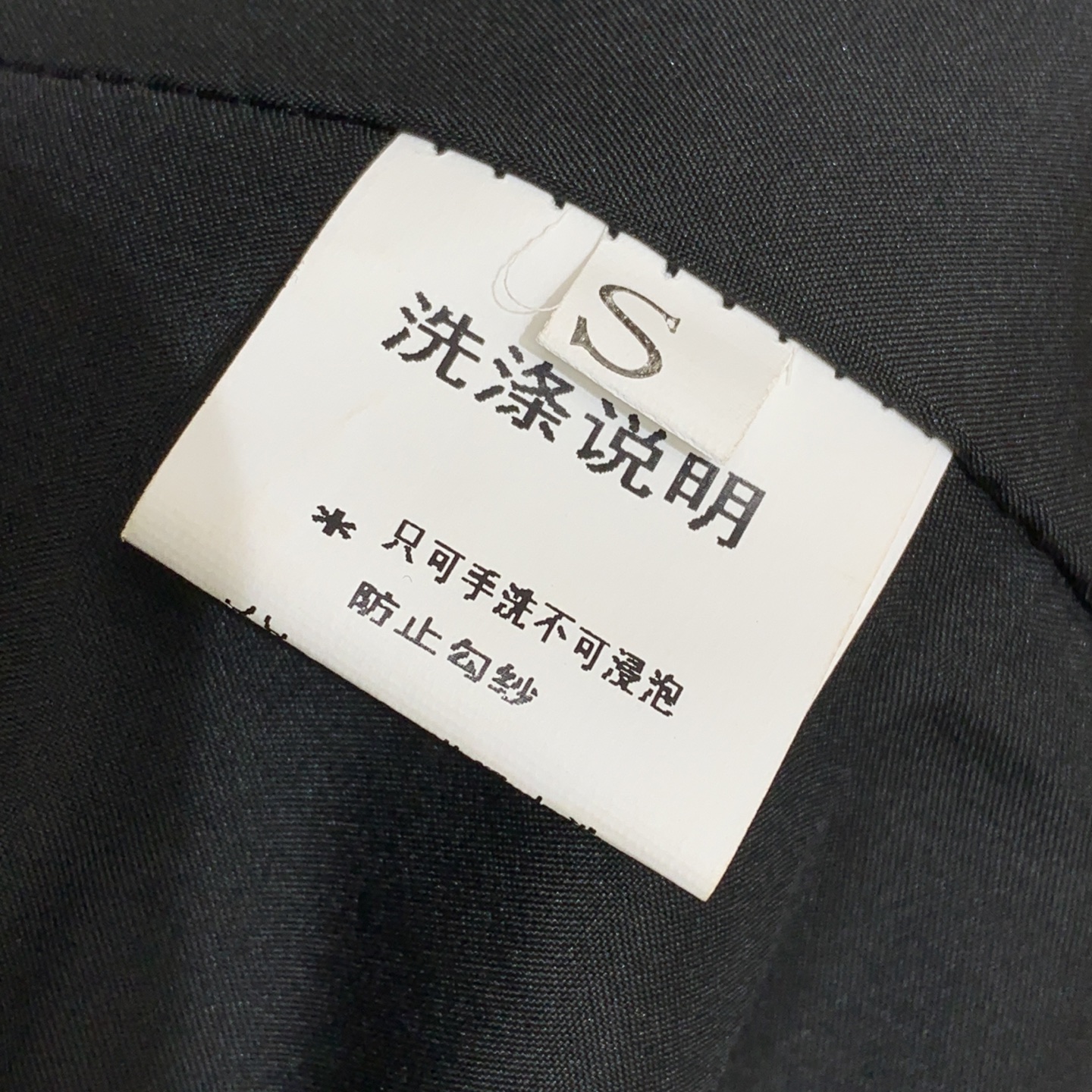 款号D ANNANDELM*N新款 定制优质PU皮面料logo翻盖立体口袋工装风时尚酷帅A字短裙半身裙！