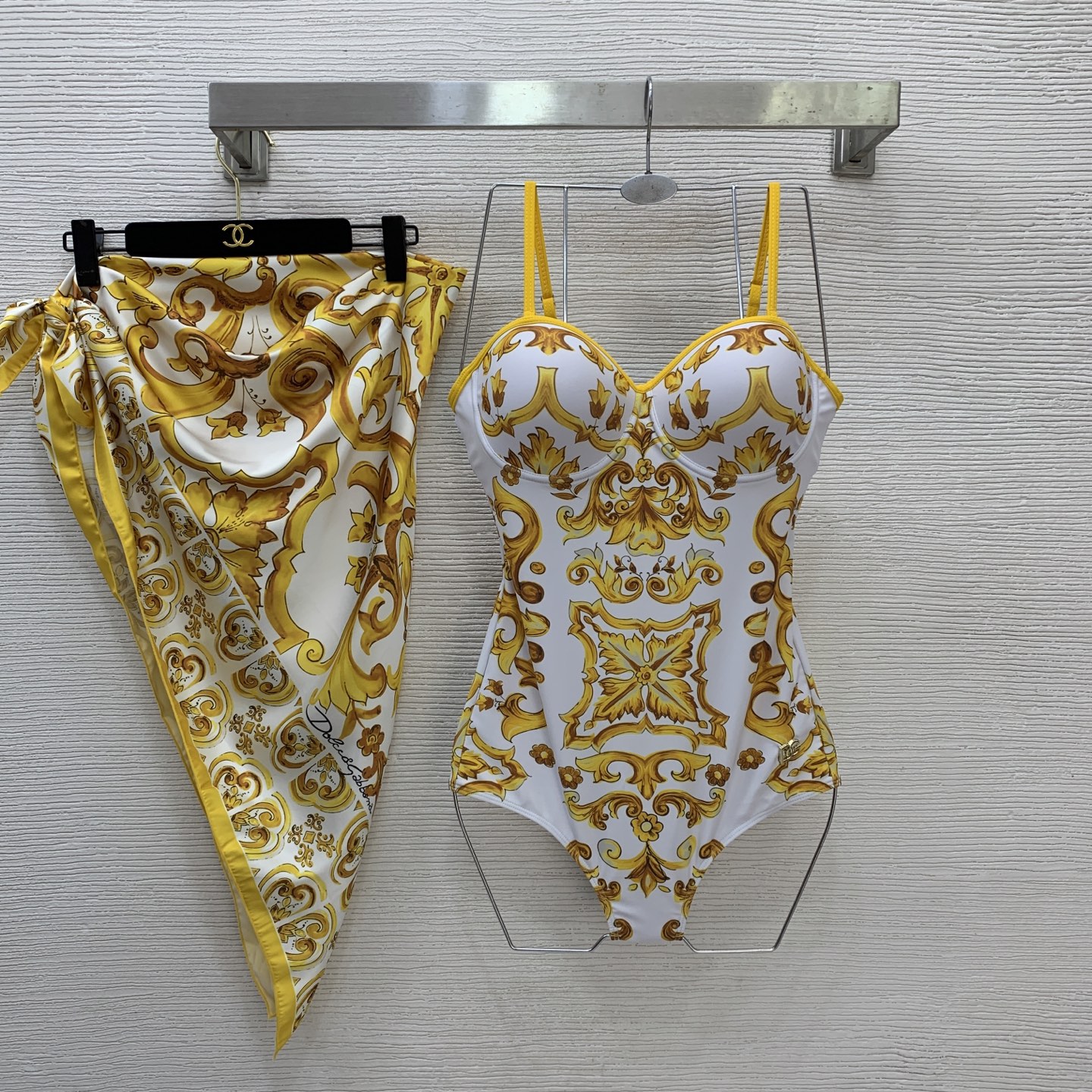NO:663500,Model No. D25121575 Dolce & Gabbana DG* new style golden retro pattern printed three-dimensional hard cup bandeau style one-piece swimsuit with logo lettering printed square scarf beach shawl!  A must-have for seaside resort hot spring swimming pools!  ,Fa,,Dolce&Gabbana,shawls,swimsuits, 19860909款号D25121575 杜嘉班纳DG*新款 金色复古花纹印花立体型硬罩杯抹胸式吊带连体泳衣logo字母印花方形大方巾沙滩披肩！海边度假温泉游泳池必备！ ,发,,Dolce&Gabbana,shawls,swimsuits, ,Women's clothing