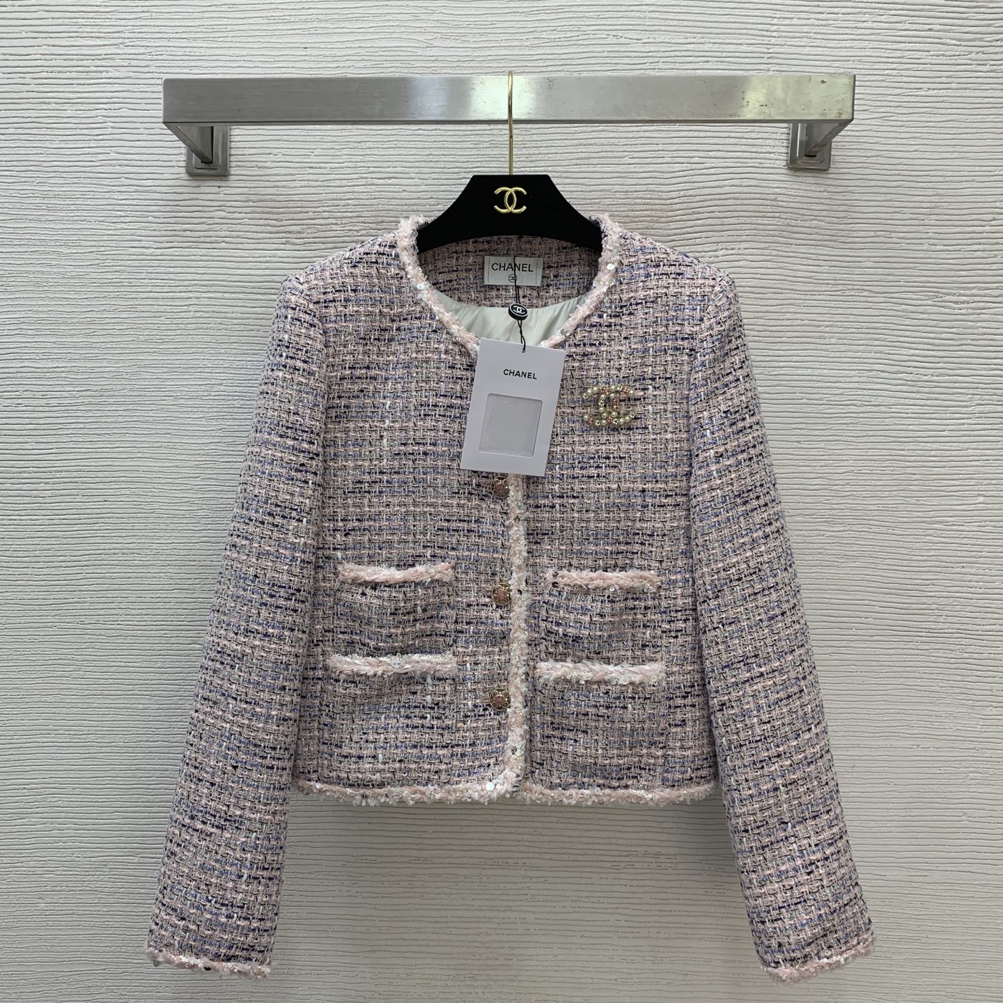 NO:658655,Model No. G25121378 CHANE* Winter new model, high-end customized 90 white duck down filling to thicken and keep warm, contrasting slub braided round neck, long sleeves, short style down jacket with small fragrance style!  Blue, pink, (size M shoulder width 37 with shoulder pads, bust 92, sleeve length 58, dress length 48) hair, chanel, jackets & coats, down jacket, alexander wang19860909款号G25121378 CHANE*冬季新款 高端定制采用90白鸭绒填充物加厚保暖、撞色粗纺编织圆领长袖短款小香风羽绒服外套！蓝色、粉色, （M码肩宽37有垫肩,胸围92,袖长58,衣长48）发,,chanel,jackets & coats,down jacket,alexander wang,Women's clothing