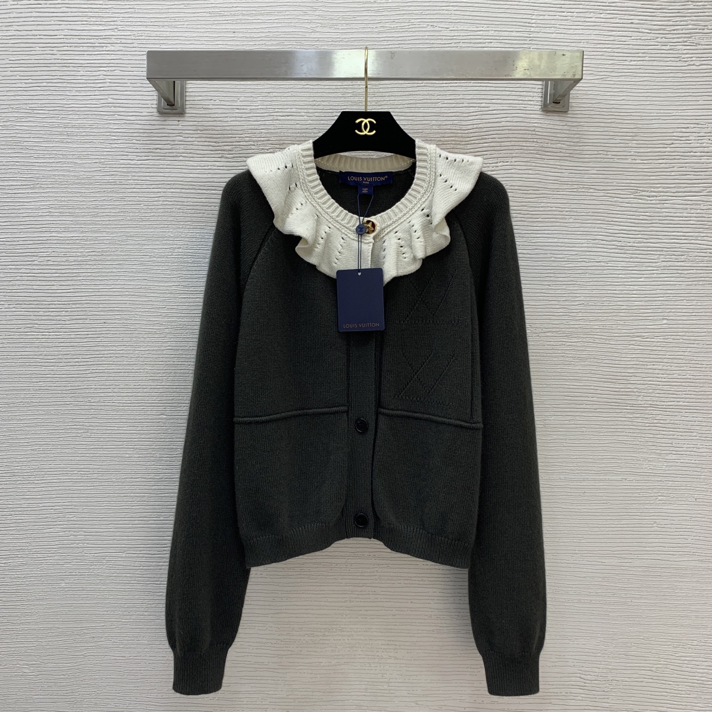 NO:658658,Style No. G25121375 LOUIS*Lvjia LV new high-end customized letter logo buttons with ruffles and contrasting color splicing short long-sleeved round neck knitted cardigan top!  Dark green gray, classic black, (M size bust 96, raglan sleeve length 75, dress length 52) hair,,louis vuitton,louis vuitton,louis vuitton,louis vuitton,alexander wang19860909款号G25121375 LOUIS*驴家LV新款 高端定制字母logo纽扣荷叶边撞色拼接短款长袖圆领针织开衫上衣！墨绿灰、经典黑、（M码胸围96,连肩袖长75,衣长52）发,,louis vuitton,louis vuitton,louis vuitton,louis vuitton,alexander wang,Women's clothing