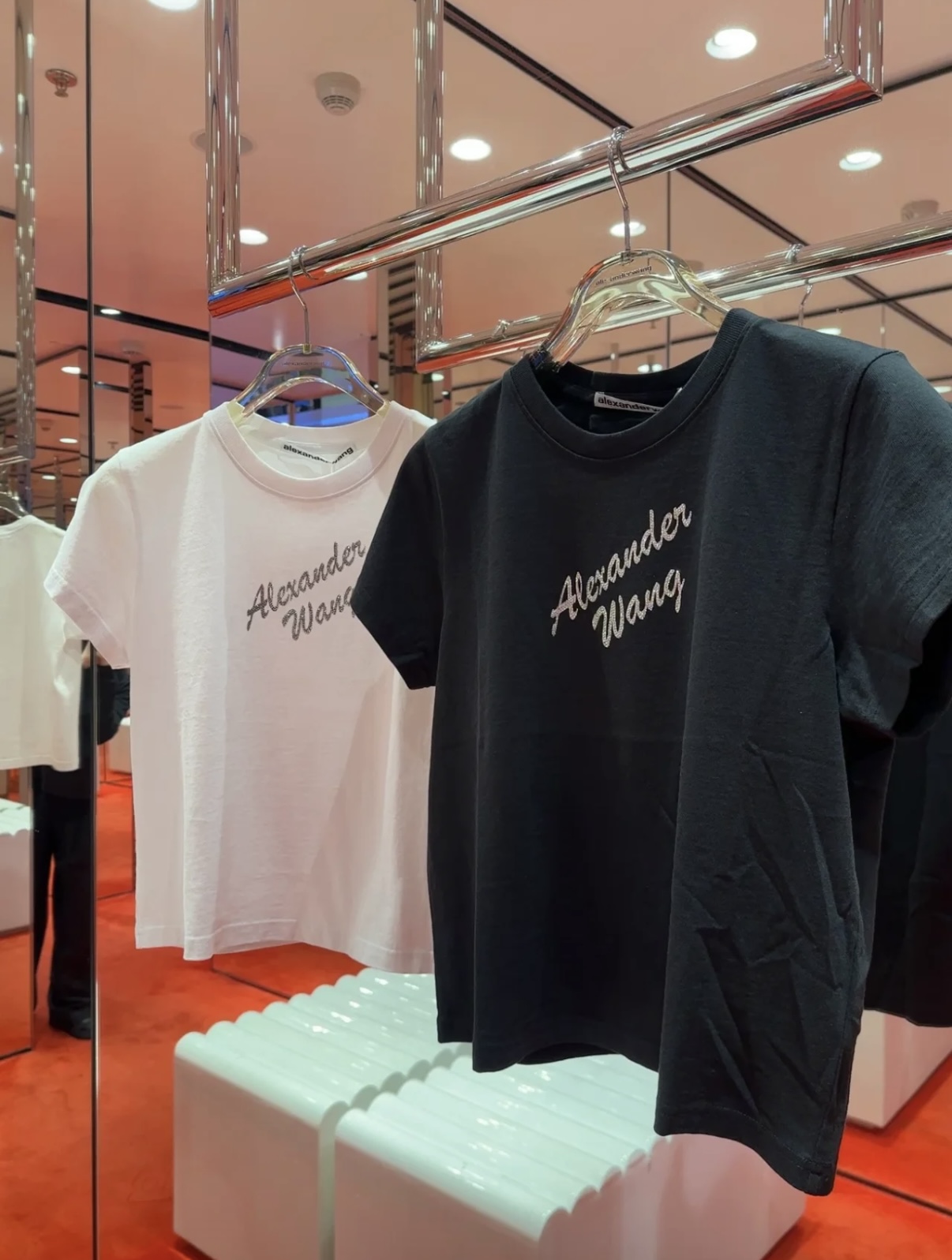 NO:638973,Style No. D25121053 Alexander Wan* Wangjia’s 26th spring and summer new model, high-end customized high-quality cotton fabrics, high-temperature hot-drilled letters and logos, short casual and versatile short-sleeved T-shirt tops!  Black, white, (M size shoulder width 38, chest 90, sleeve length 15, dress length 53), Alexander Wang-clothing, alexander wang, T-shirt, tees, t-shirt, alexander wang19860909款号D25121053 Alexander Wan*大王家26年春夏新款 高端定制精选优质棉面料、字母logo徽标高温烫钻小短款休闲百搭短袖t恤上衣！黑色、白色、（M码肩宽38,胸围90,袖长15,衣长53）,亚历山大王-服装,alexander wang,T-shirt,tees，t-shirt,alexander wang,Women's clothing