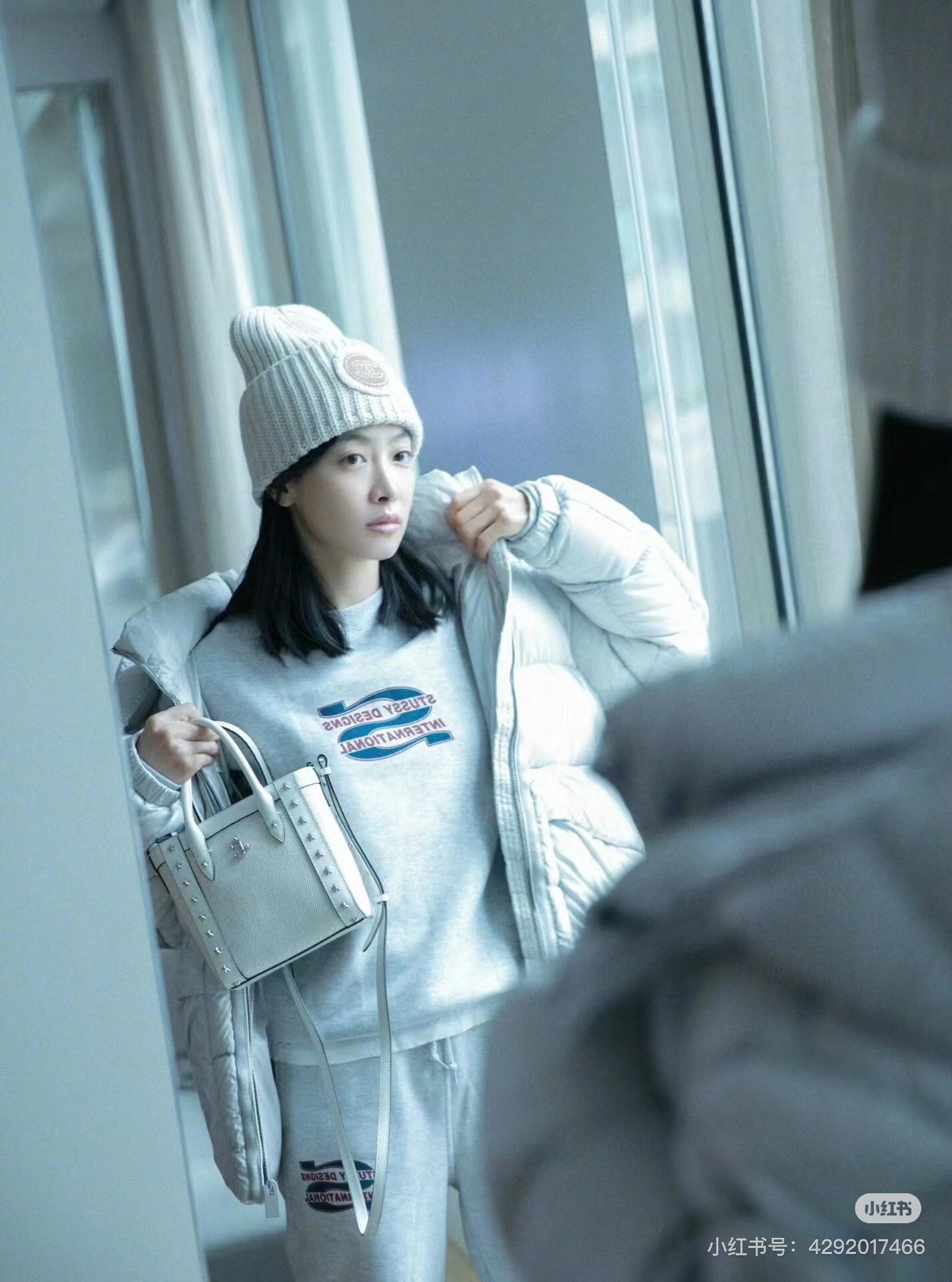 NO:638968,Style number G25121055 Moncler* new model for the mouth, imported quality from Japan!  It is made of national standard 90 duck down filling, decorated with silver webbing edges and printed with a small letter logo on the back. The fluffy and thickened hooded down jacket is priced without a dust bag!  (S size shoulder width 46, chest 112, sleeve length 62, clothing length 67), Moncler, jackets & coats, down jacket, hats, alexander wang19860909款号G25121055 Moncler*蒙口新款、日单进口品质！采用国标90鸭绒填充物、银色织带边装饰后背小字母logo徽标印花蓬松饱满加厚连帽羽绒服外套价格不含防尘袋！ （S码肩宽46,胸围112,袖长62,衣长67）,蒙口-服装,Moncler,jackets & coats,down jacket,hats,alexander wang,Women's clothing