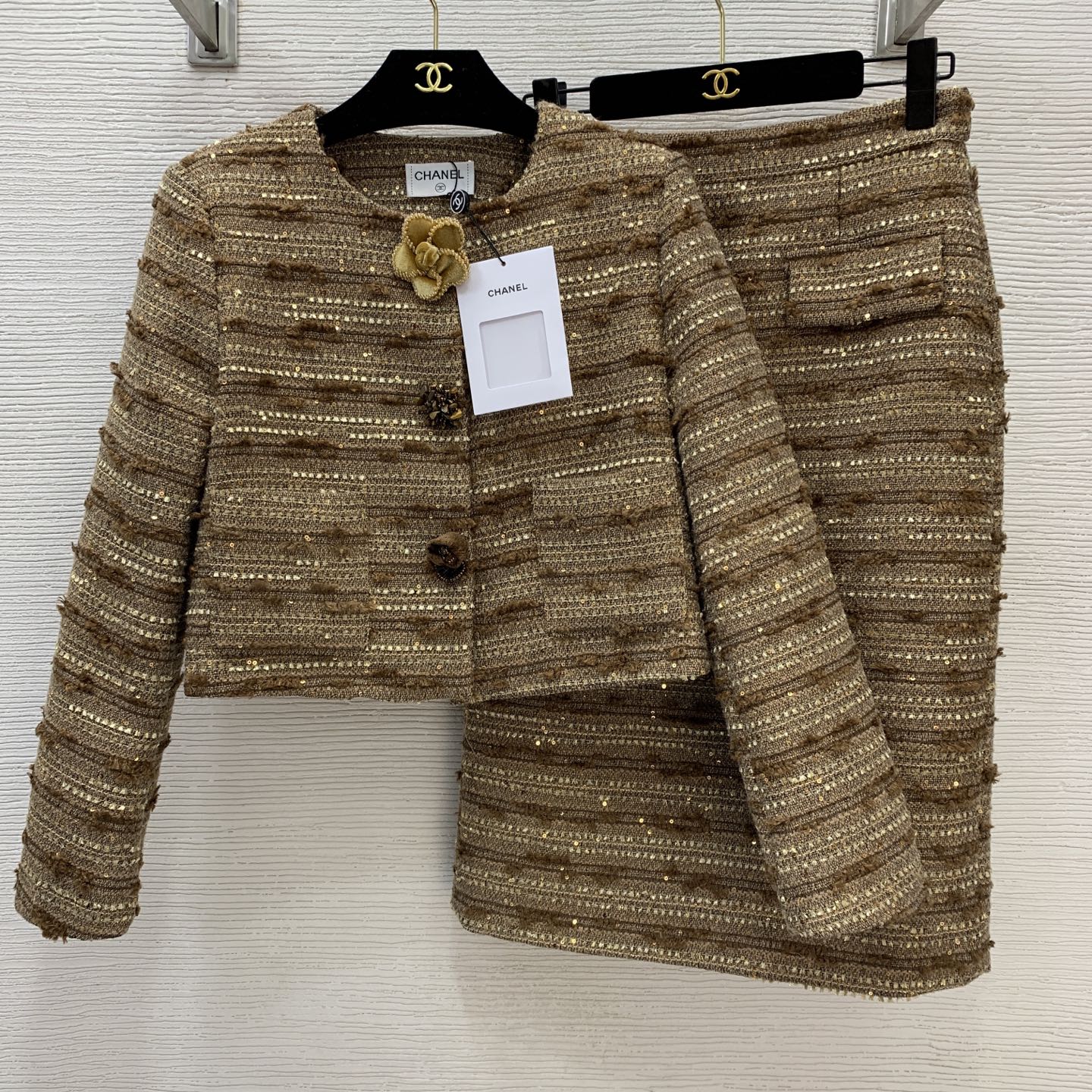 NO:658660,Style No. G25121375 Chane* new high-end customized two-piece suit with elegant ladylike style!  High-end beaded button placket round neck short long-sleeved jacket with high waist and hip slit mid-length skirt!  (M size shoulder width 36 with shoulder pads, bust 92, sleeve length 57, dress length 45; waist 70, hip 90, skirt length 66) hair,,chanel,skirts,jackets & coats,alexander wang19860909款号G25121375 Chane*新款 高端定制气质名媛小香风两件套装！高级感珠花纽扣系扣门襟圆领短款长袖外套高腰包臀开叉中长款半身裙！ （M码肩宽36有垫肩,胸围92,袖长57,衣长45；腰围70,臀围90,裙长66）发,,chanel,skirts,jackets & coats,alexander wang,Women's clothing