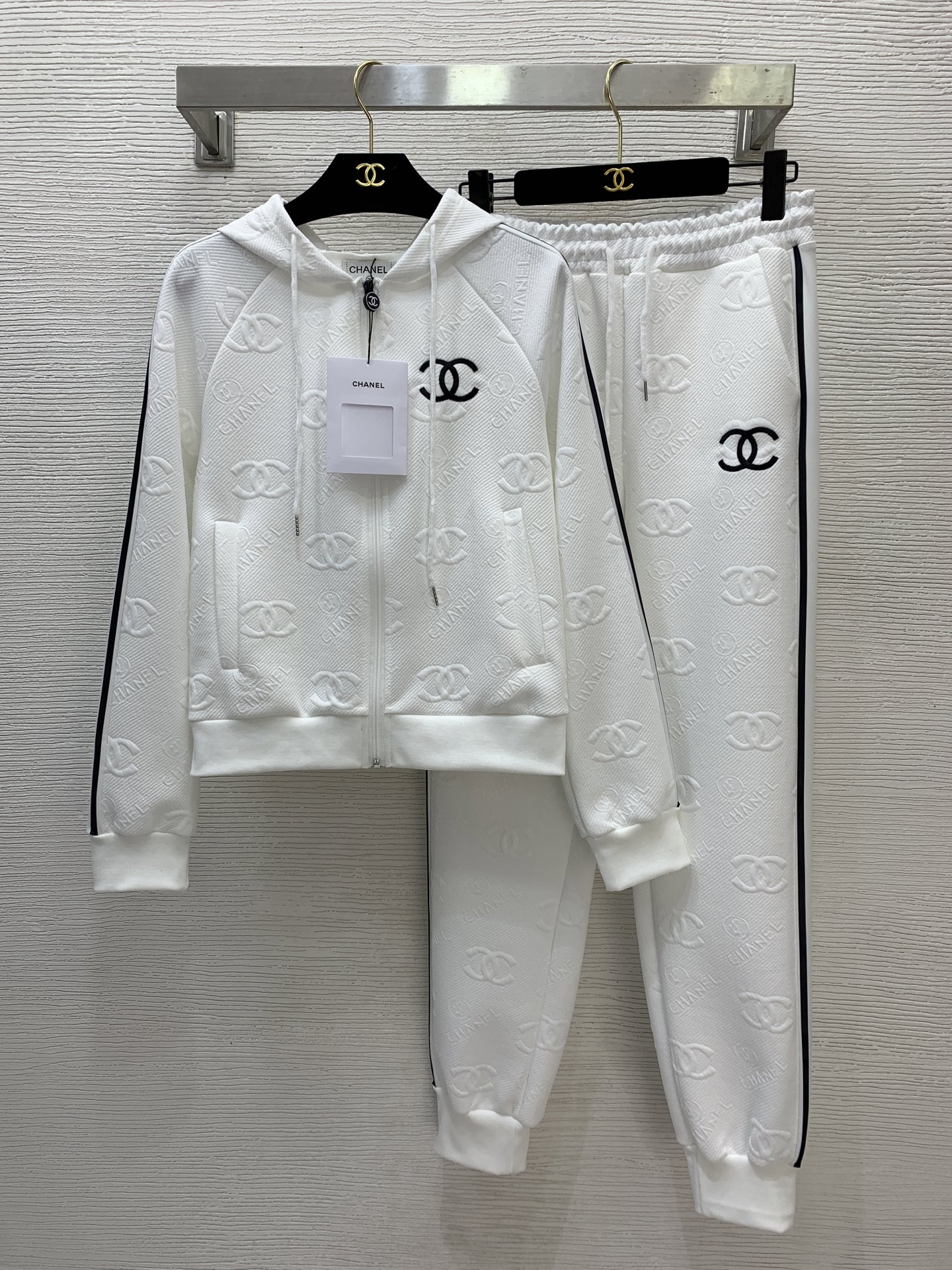 NO:660925,Model No. D25121683 CHANE*L new model, all-over letter logo three-dimensional embossed stripes, contrasting colors and edges, fashionable casual sports suit!  Double C embroidered logo drawstring hooded long-sleeved zipper jacket top with elastic waist and leggings sweatpants and trousers!  White, (M size bust 94, raglan sleeve length 70, dress length 55; waist 70 can be elasticated, hips 90, pants length 101), Chanel-clothing, chanel, chanel, jackets & coats, hats,  19860909款号D25121683 CHANE*L新款 通体字母logo立体压花条纹撞色拼边时尚休闲运动套装！双C刺绣徽标抽绳连帽长袖拉链外套上衣松紧腰束脚运动裤长裤！白色、（M码胸围94,连肩袖长70,衣长55；腰围70可松紧,臀围90,裤长101）,香奈儿-服装,chanel,chanel,jackets & coats,hats, ,Women's clothing
